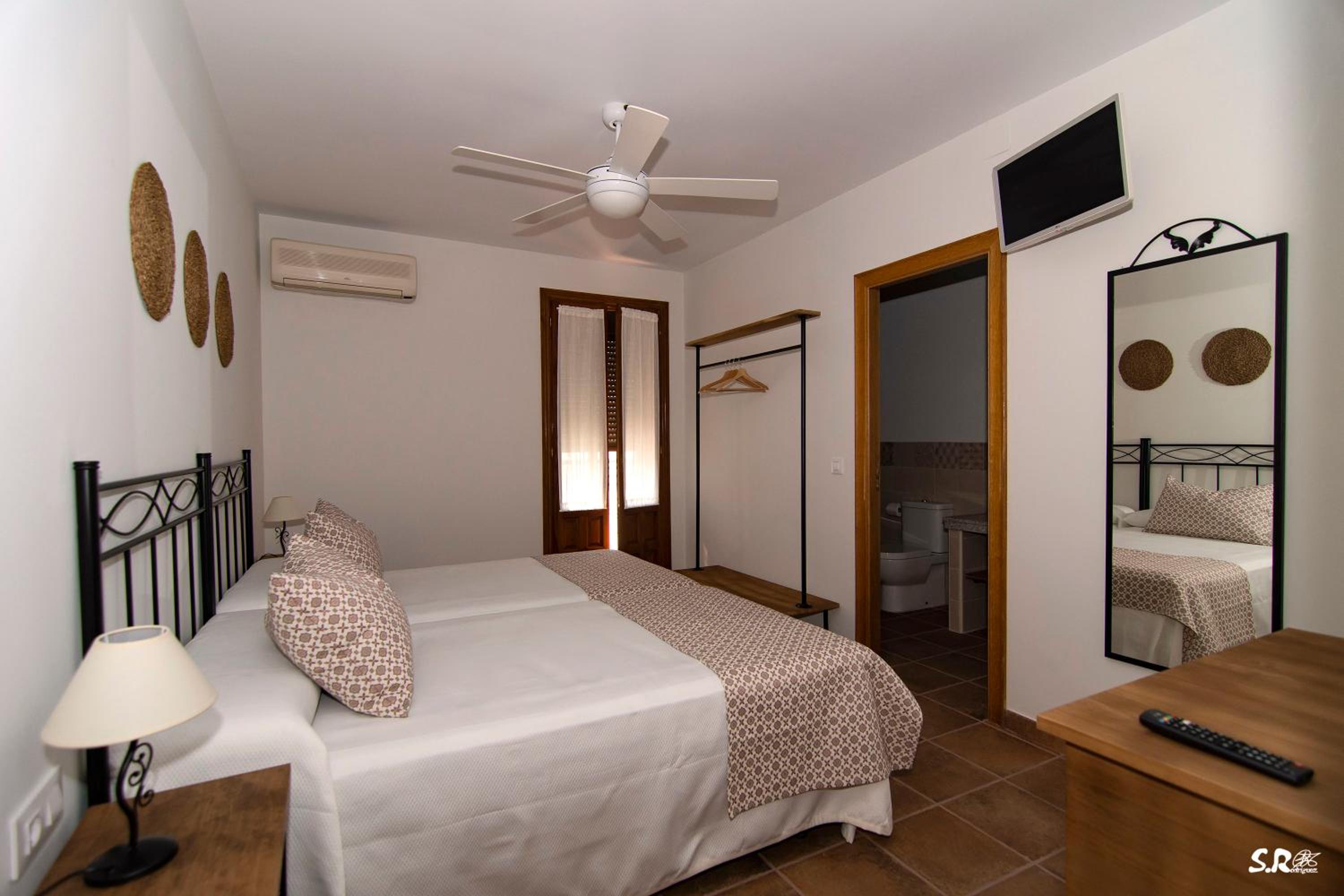 Twin Room With Private Bathroom photo 2