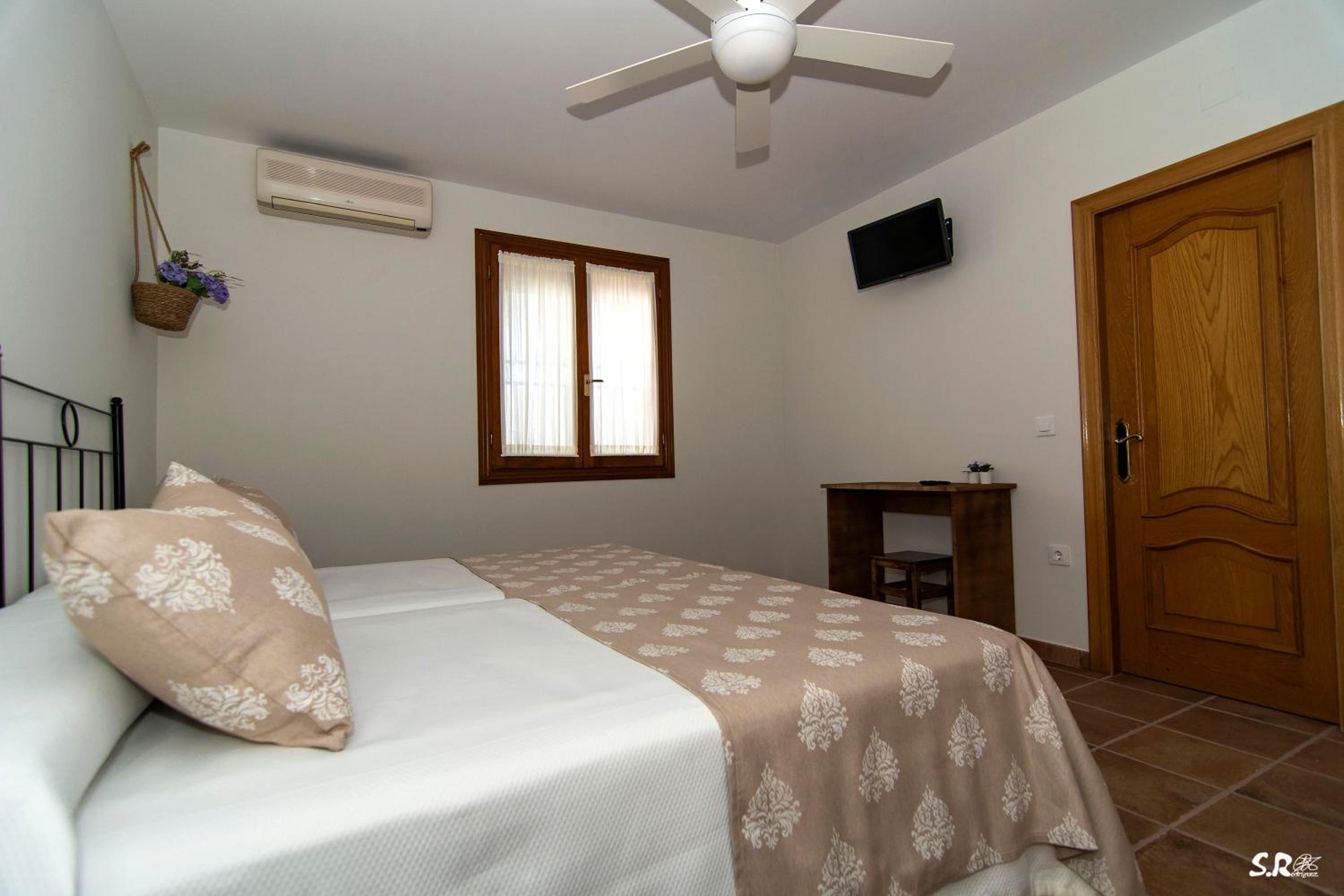 Twin Room With Private Bathroom photo 3