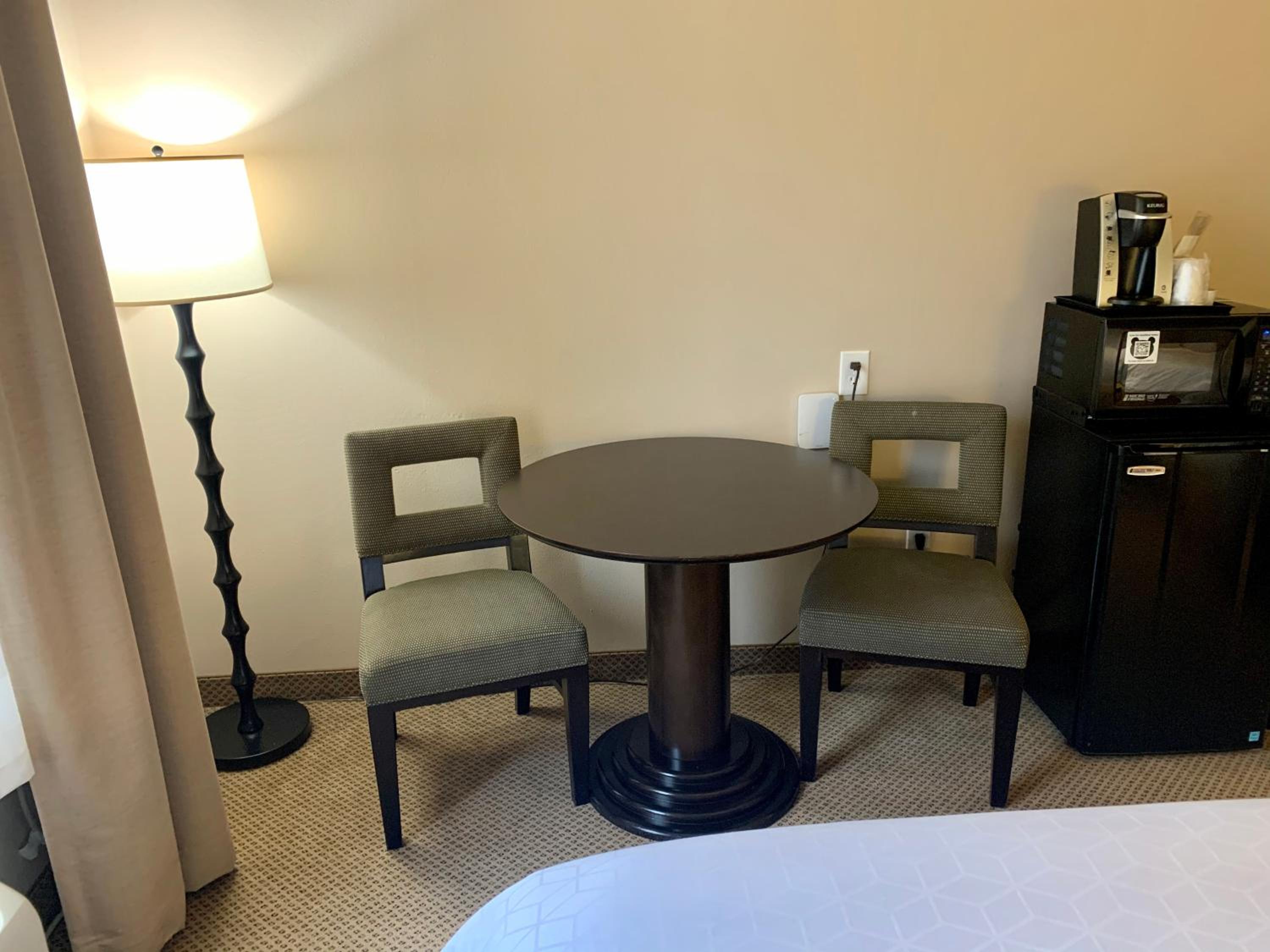 Standard Room with Two Queen Beds - Photo 3
