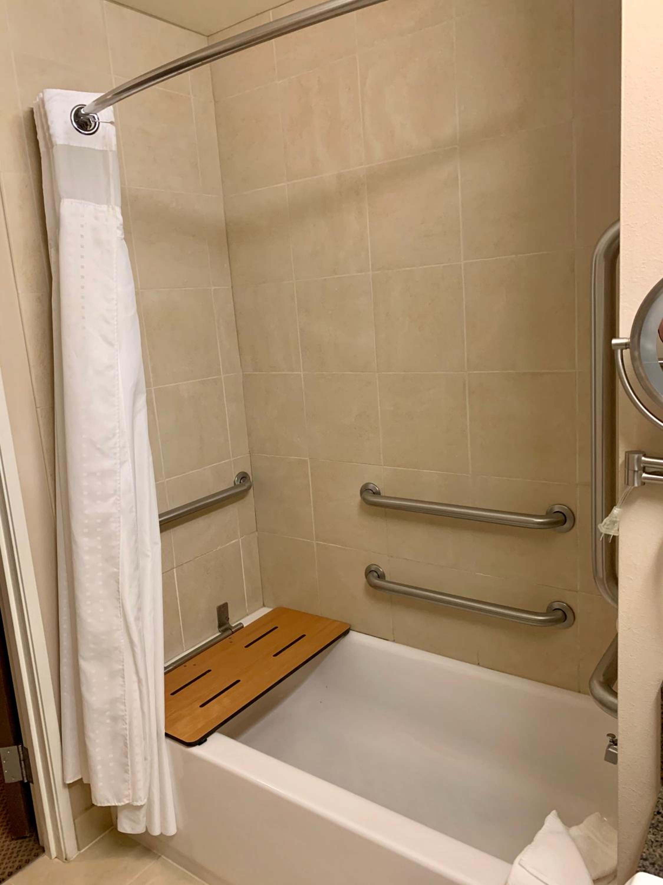 Queen Room with Two Queen Beds - Mobility Access Tub/Non-Smoking - Photo 2