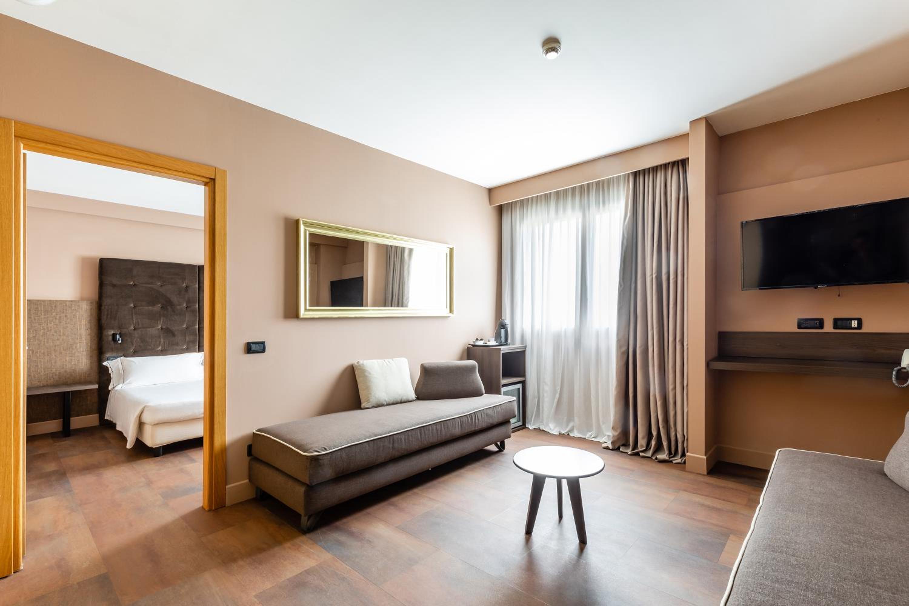 Suite - Photo 7