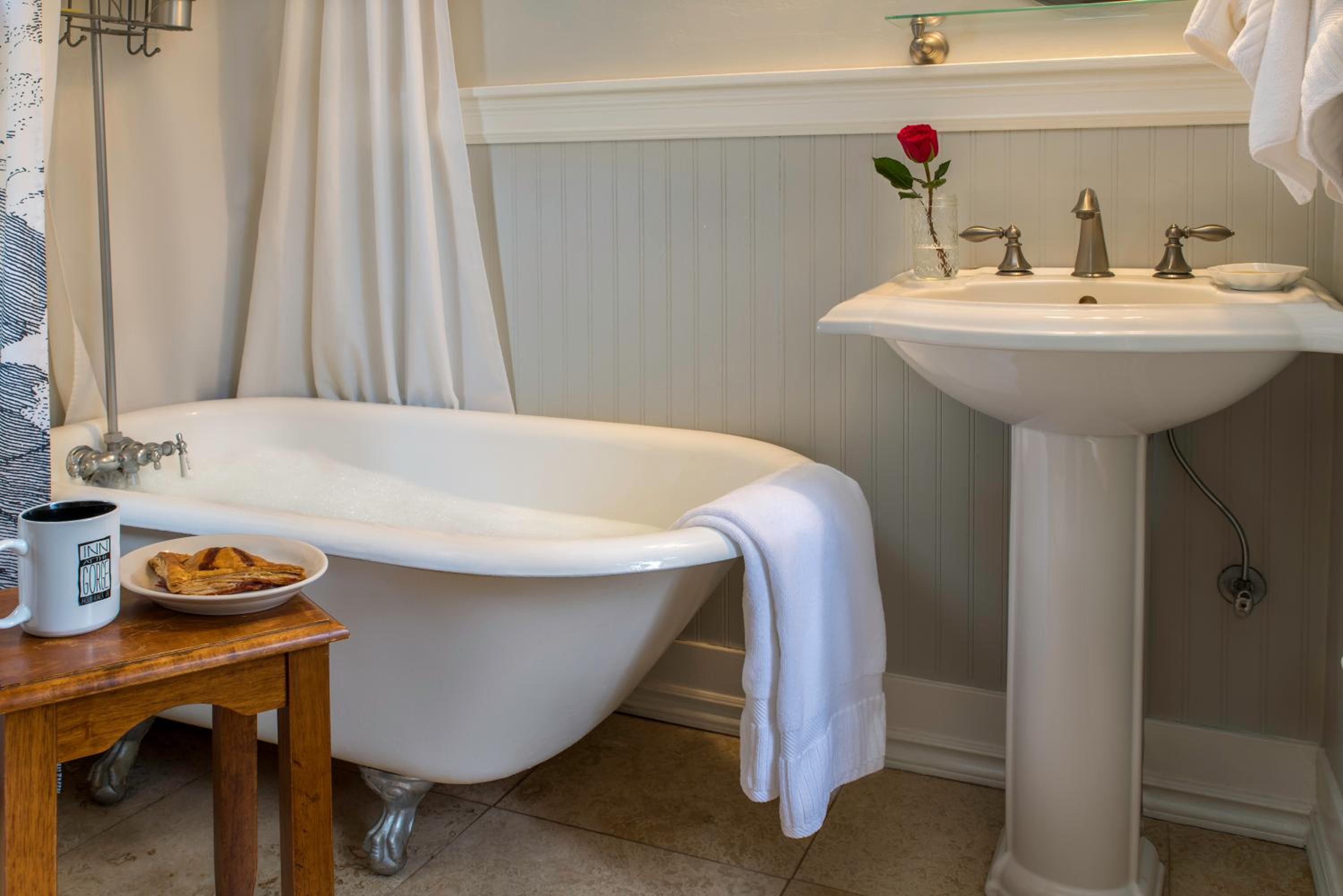 Deluxe King Suite photo 3