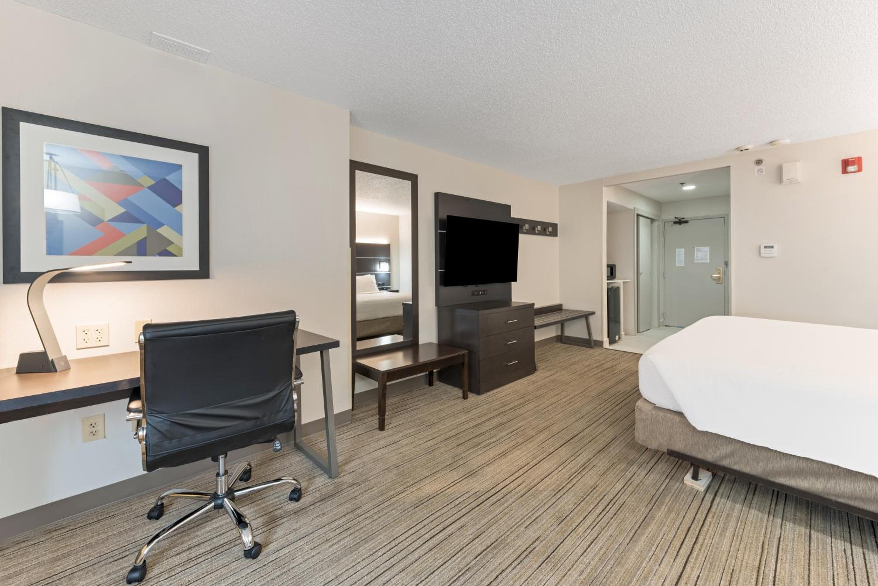King Room with Hearing Accessible Roll In Shower - Non-Smoking - Photo 2