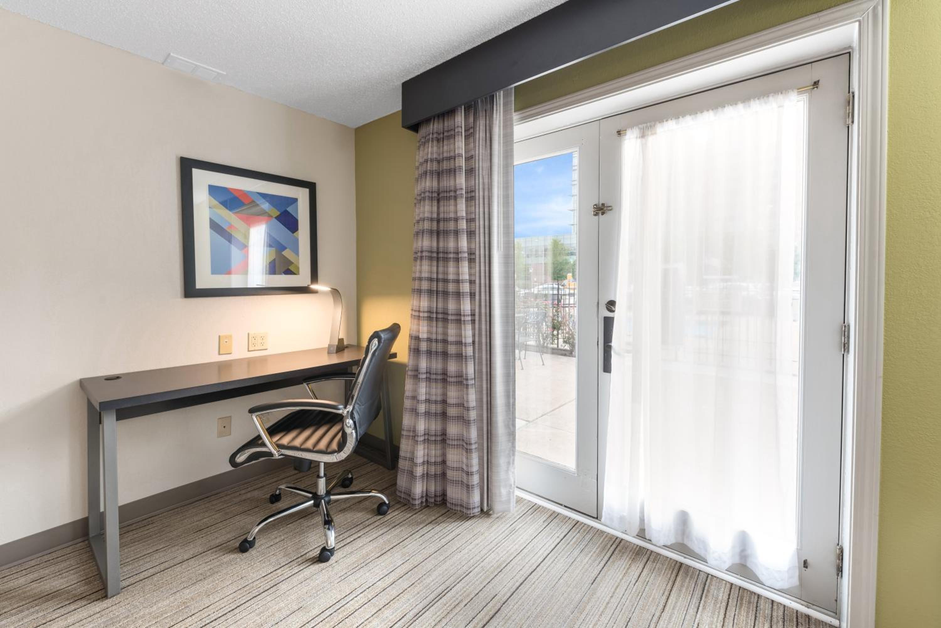 Standard Queen Room with Two Queen Beds and Pool View - Photo 4