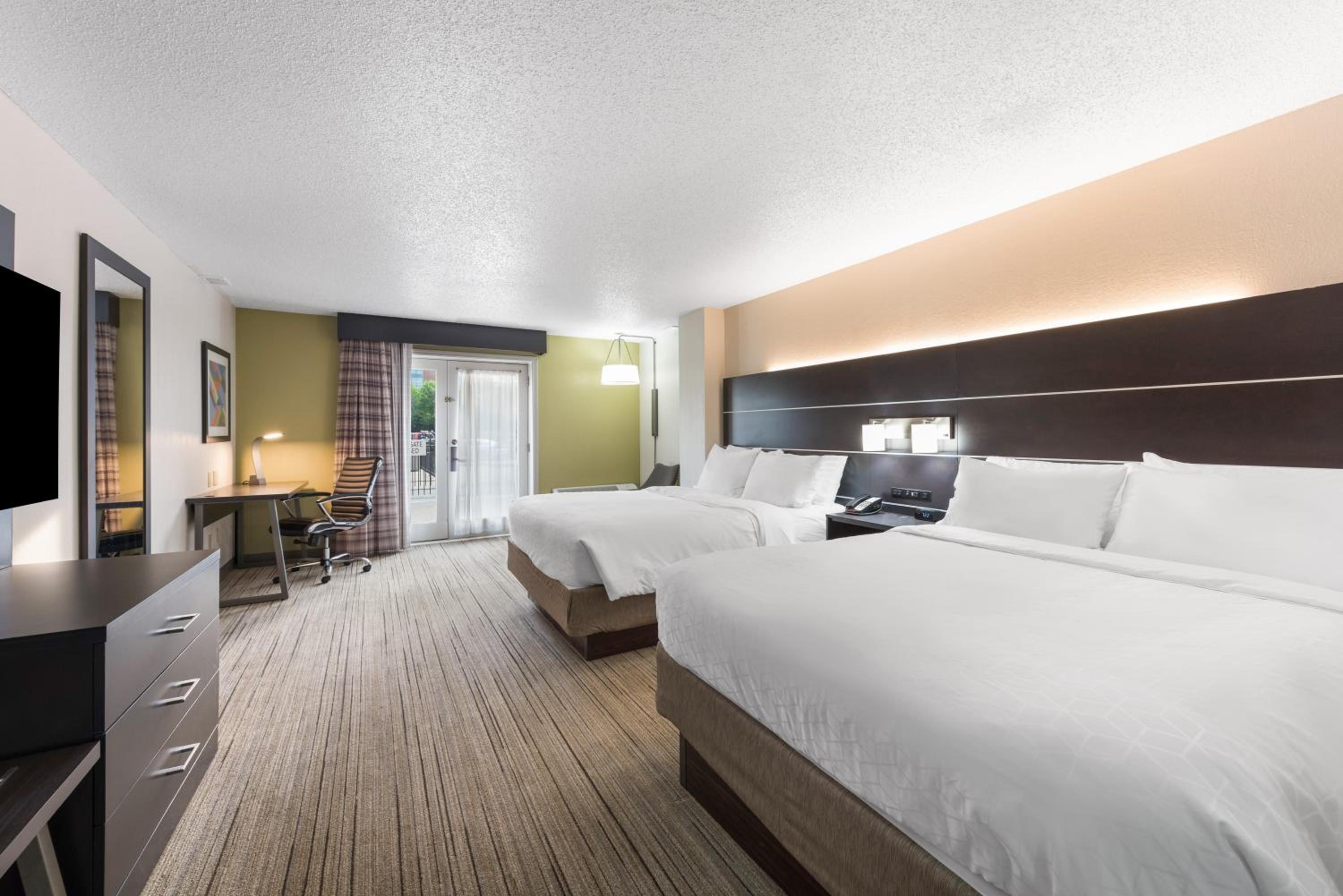 Standard Queen Room with Two Queen Beds and Pool View - Photo 1