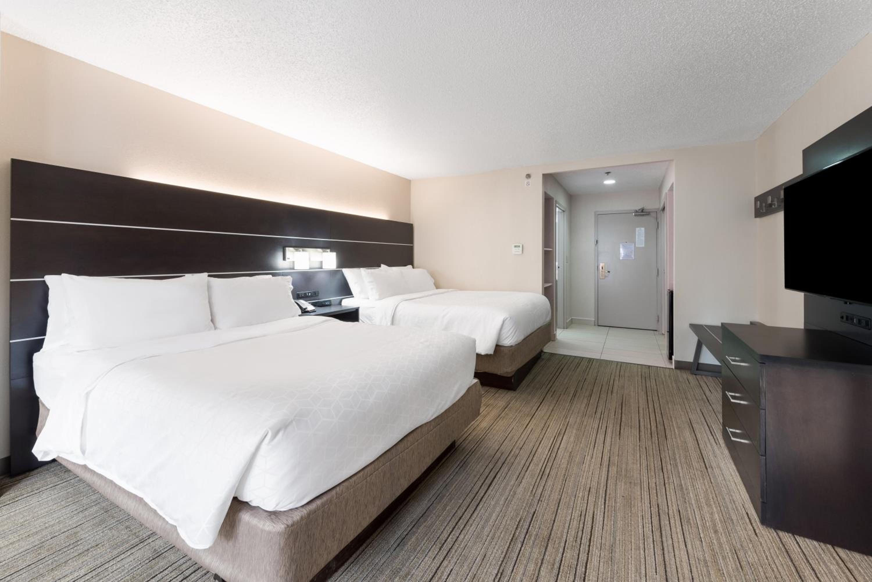 Standard Room with Two Queen Beds - Photo 5