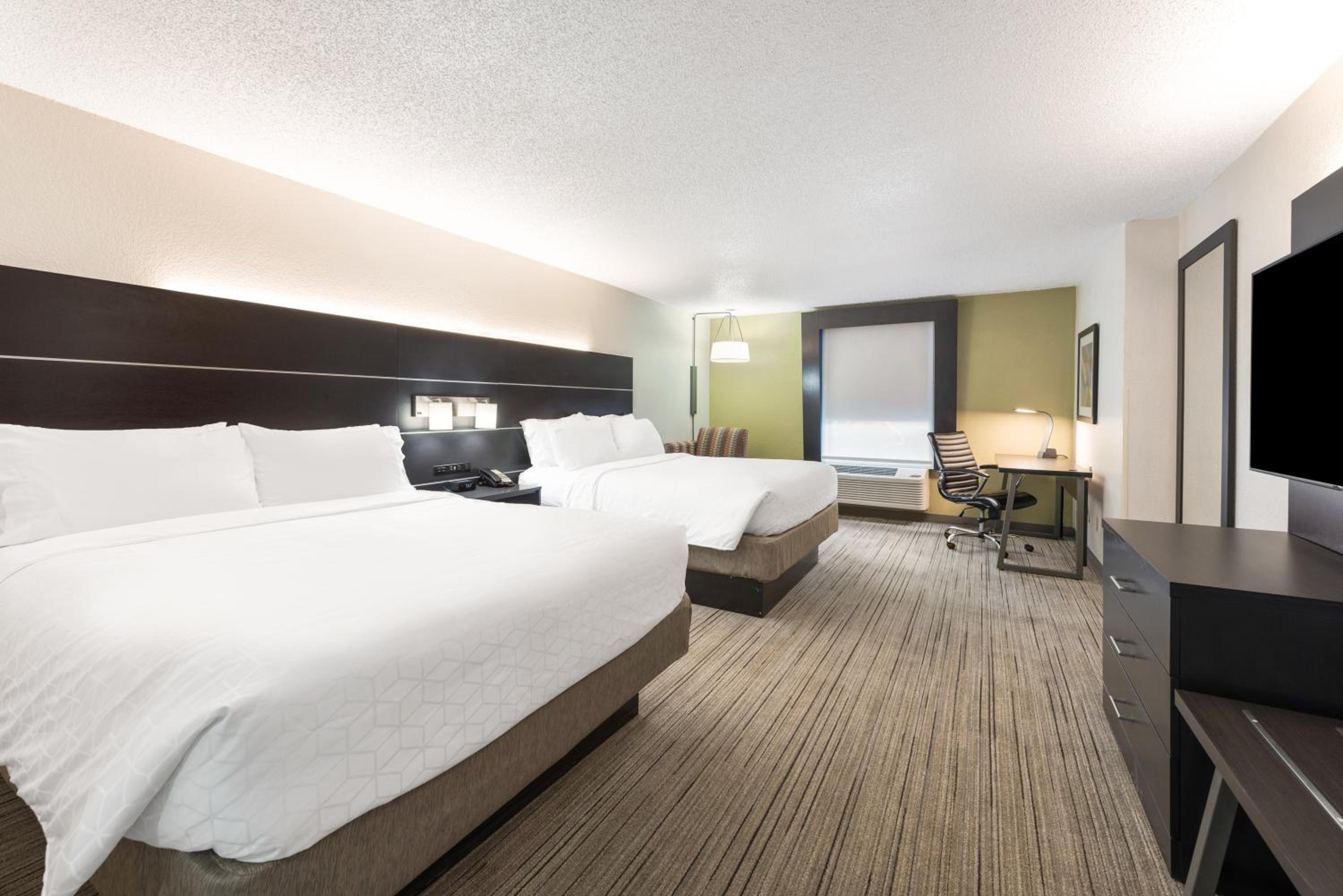 Standard Room with Two Queen Beds - Photo 6