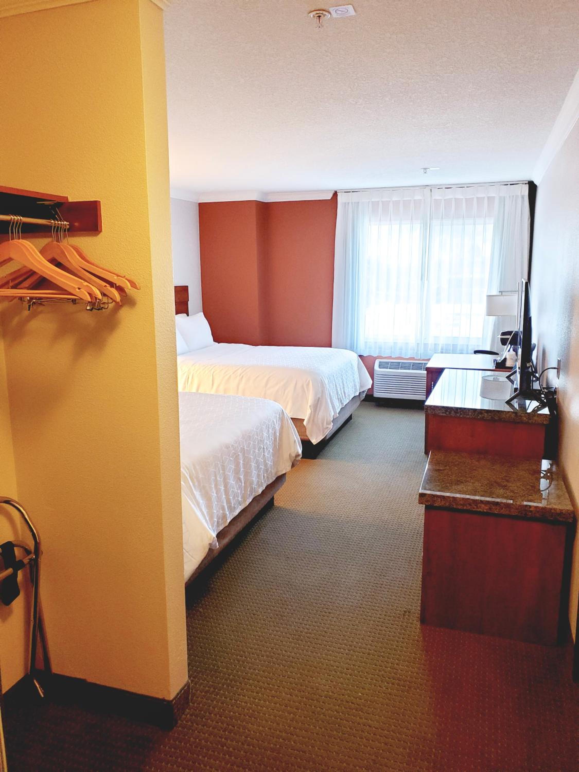 Standard Room with Two Queen Beds - Photo 4