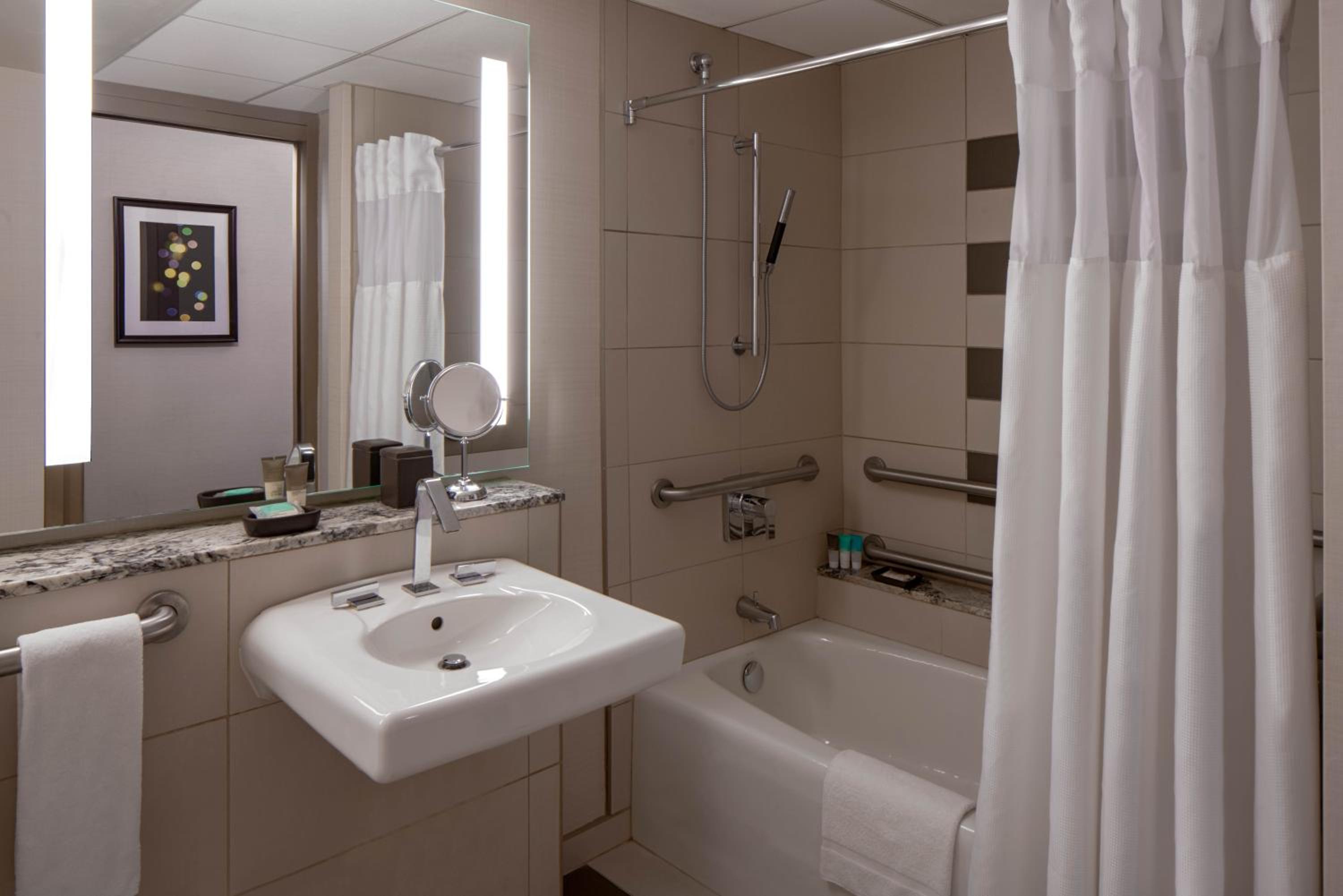 Double Room with Two Double Beds and Accessible Tub - Disability Access photo 2