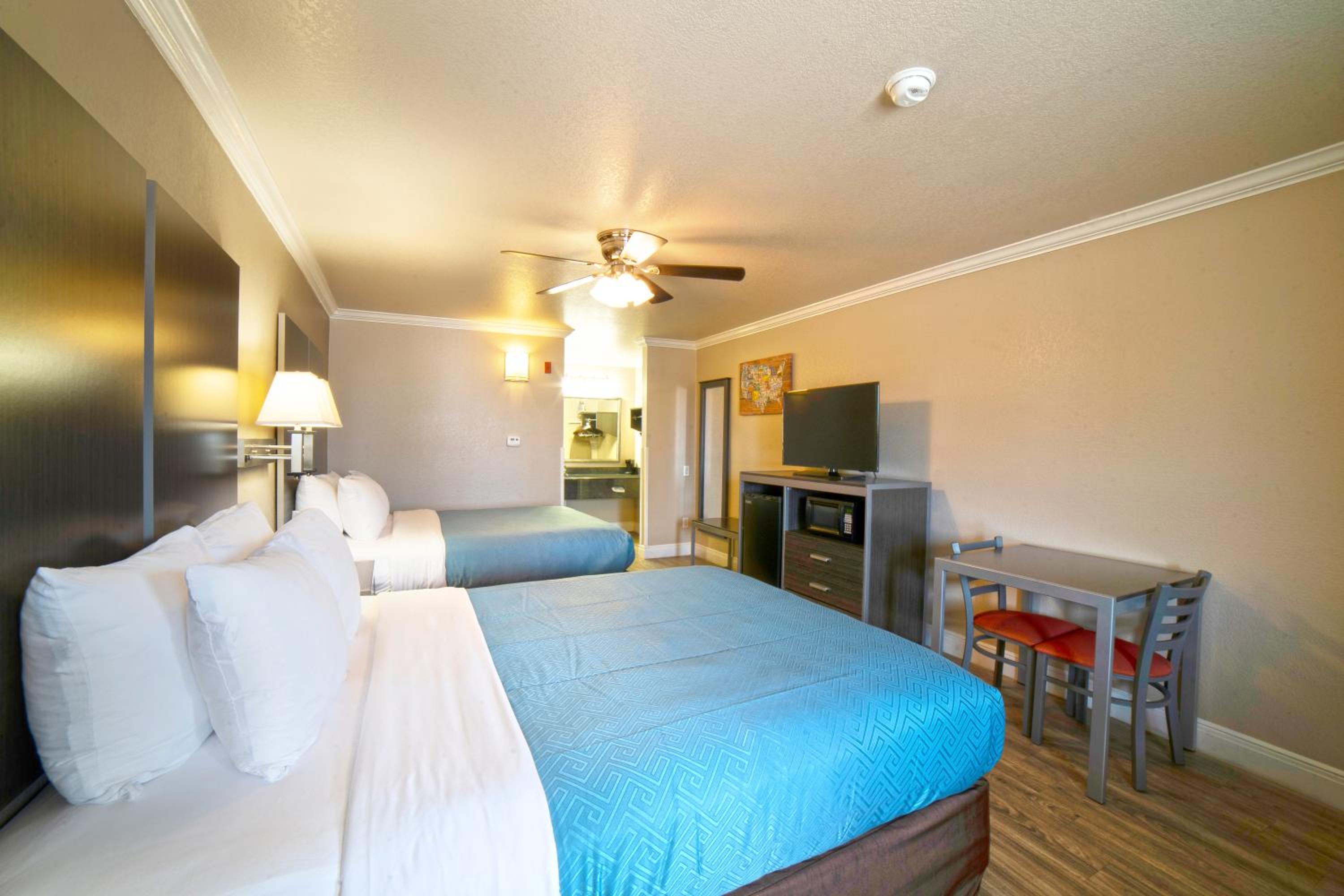Queen Room with Two Queen Beds - Non-Smoking - Photo 2