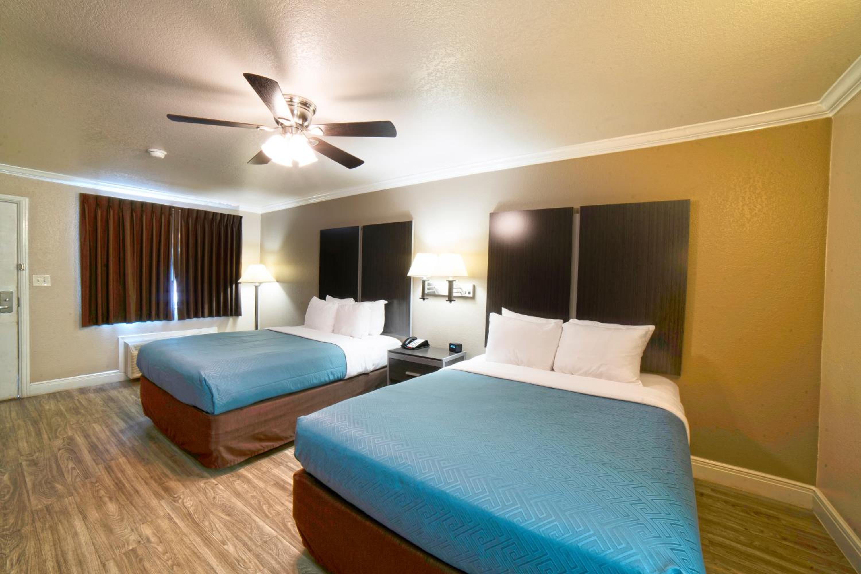 Queen Room with Two Queen Beds - Accessible/Non-Smoking  - Photo 2