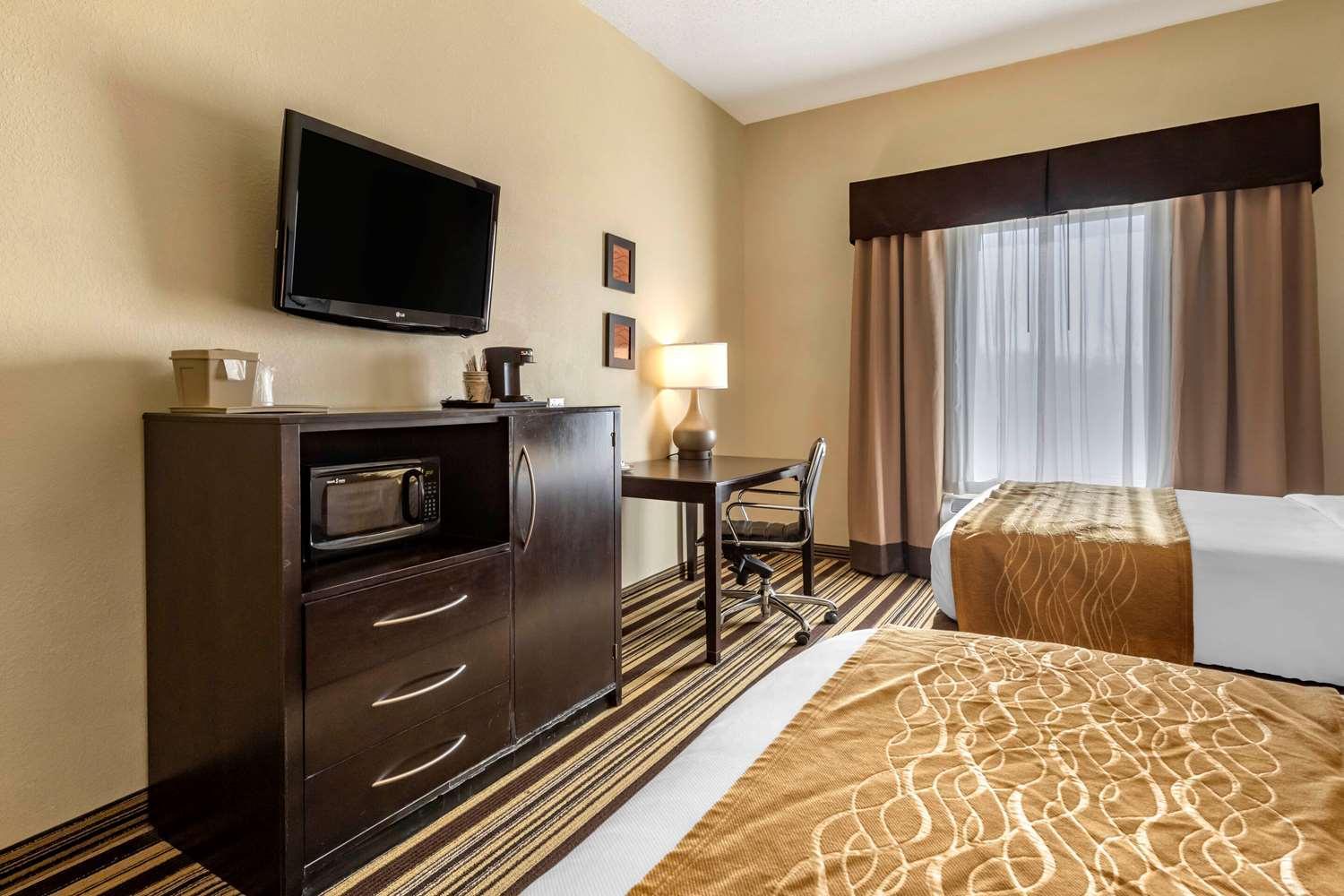 Queen Room with Two Queen Beds - Accessible/Non-Smoking  photo 2