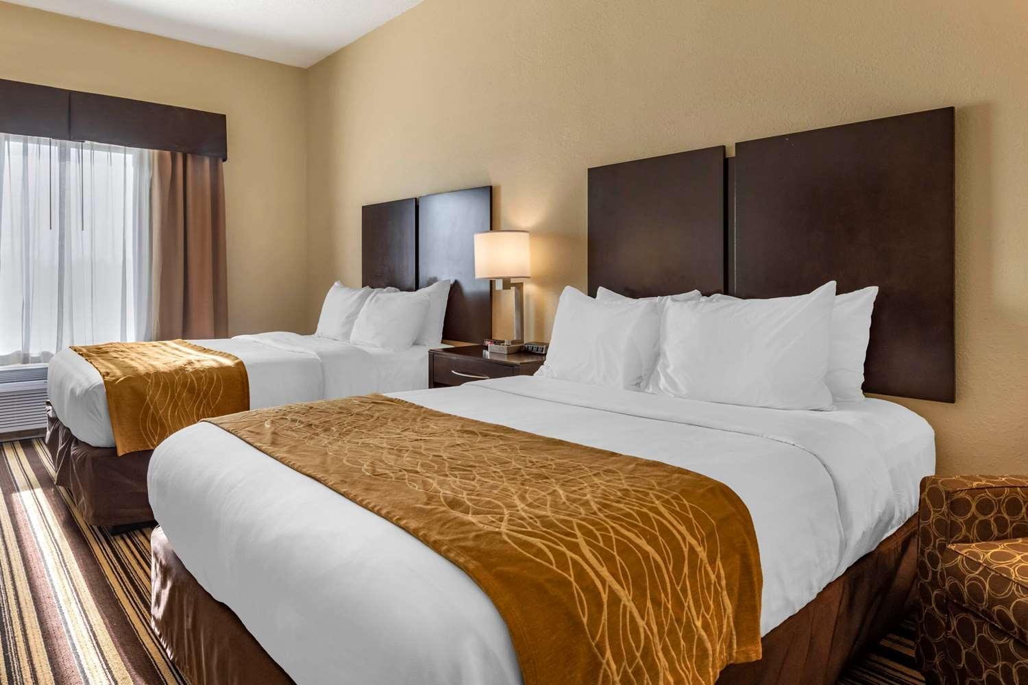 Queen Room with Two Queen Beds - Accessible/Non-Smoking  photo 3