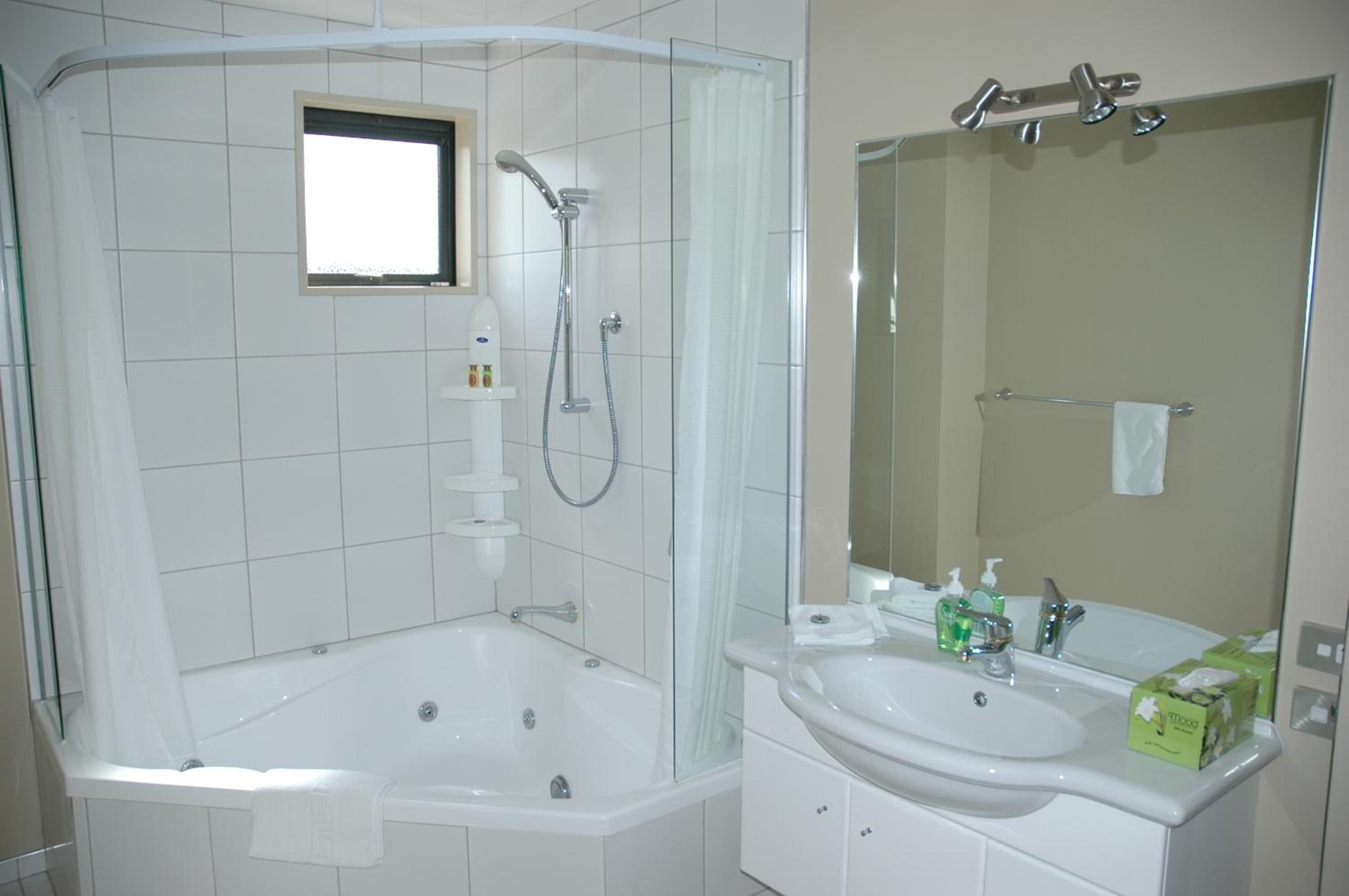 Deluxe Studio with Spa Bath photo 3