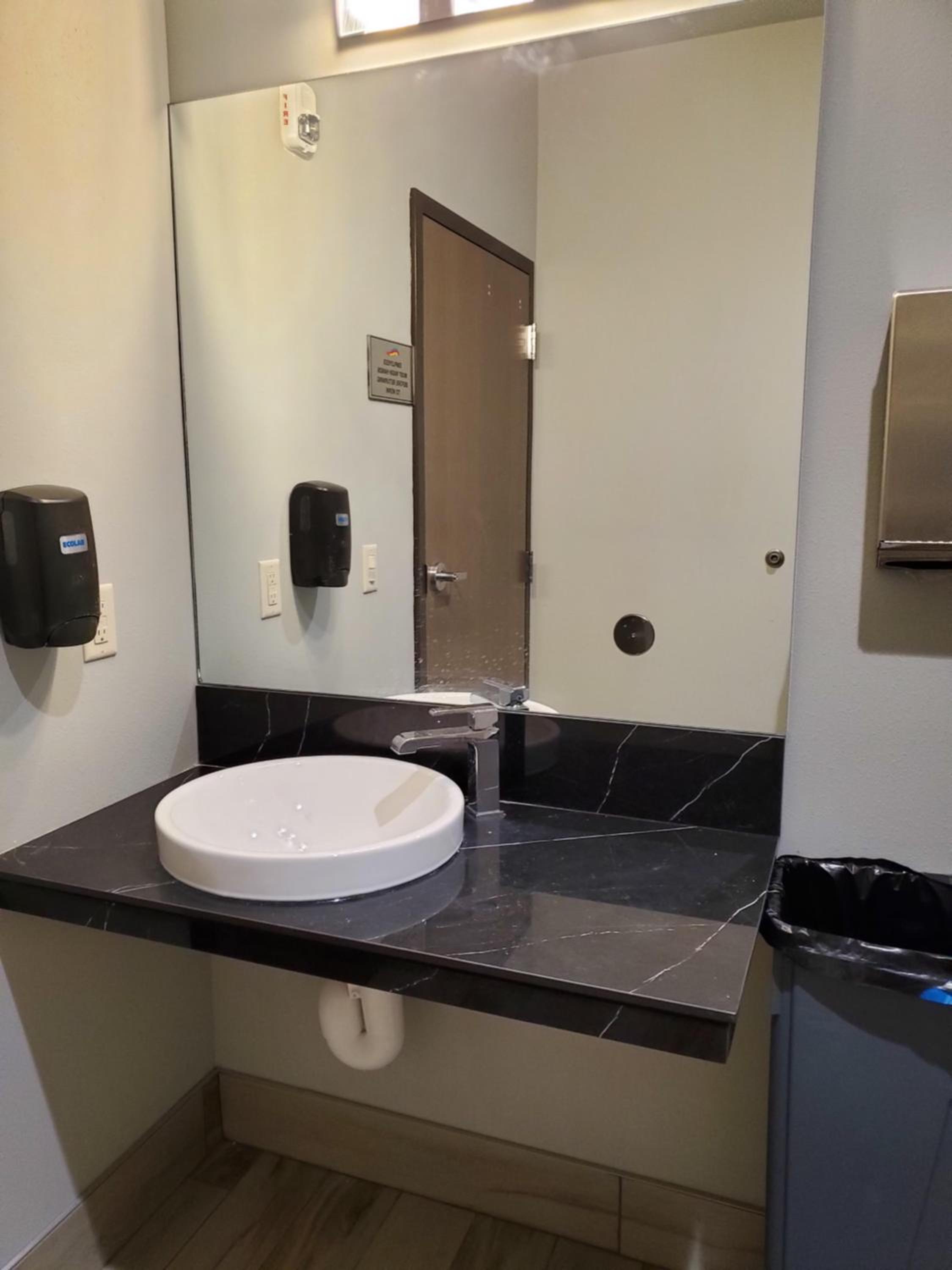 King Room - Pet Friendly/Mobility Access/Non-Smoking - Photo 3