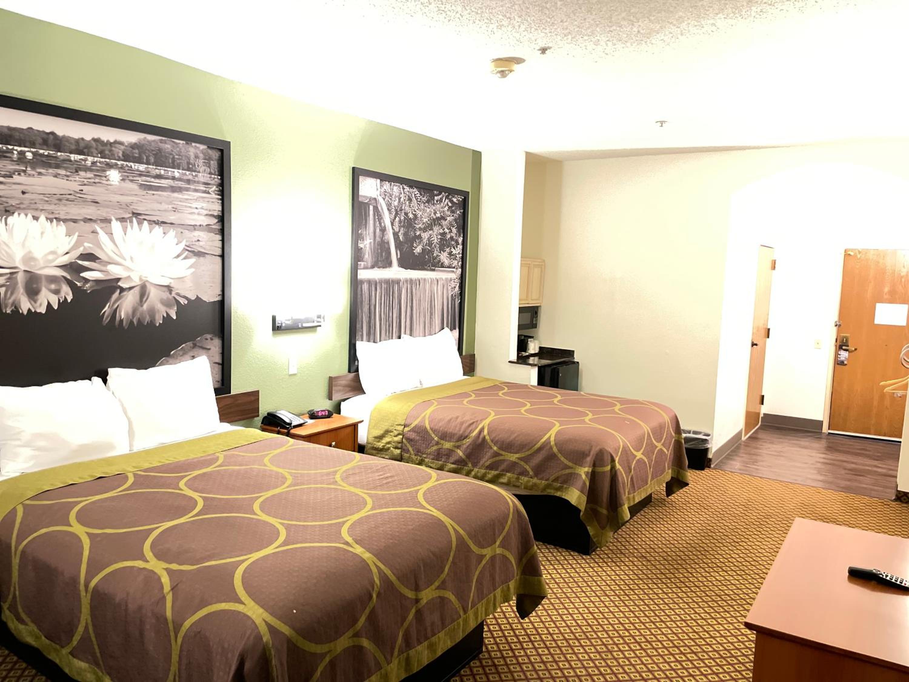 Queen Studio with Two Queen Beds and Bath Tub - Disability Access/Non-Smoking - Photo 4