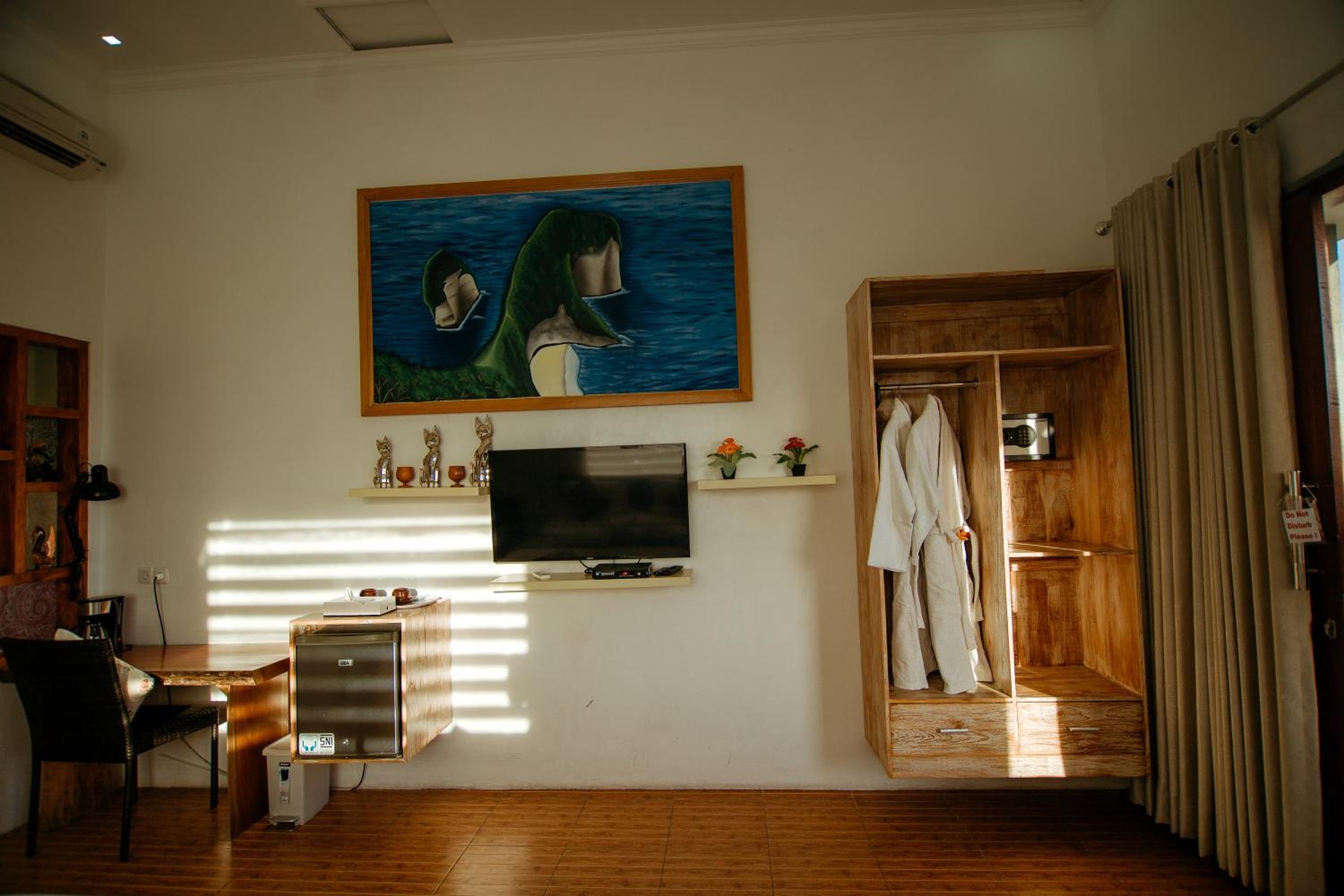 Deluxe Suite with Sea View - Photo 13