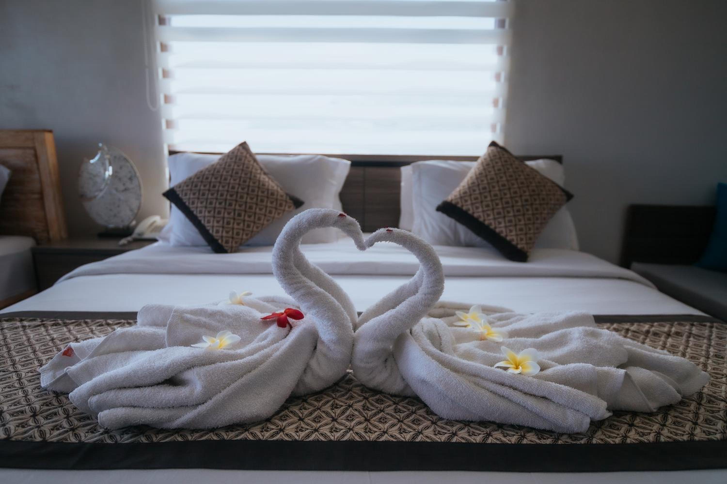 Deluxe Suite with Sea View - Photo 14