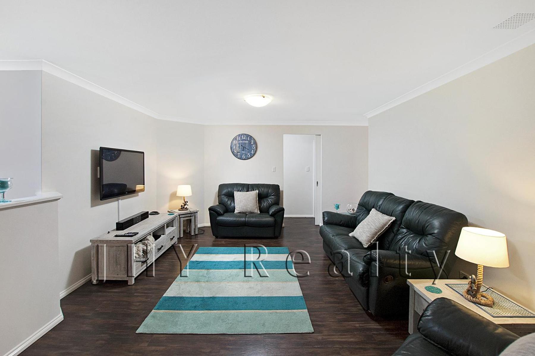 Four-Bedroom House photo 3