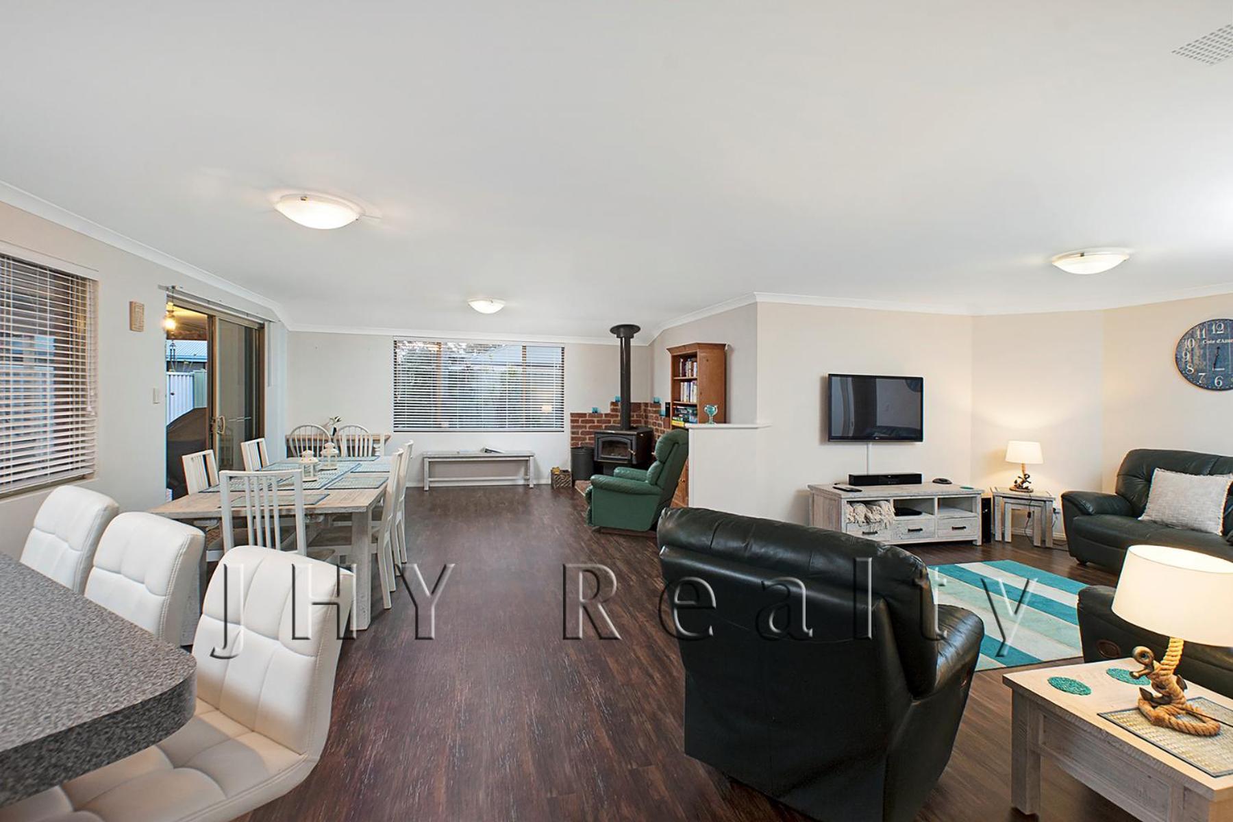 Four-Bedroom House photo 2