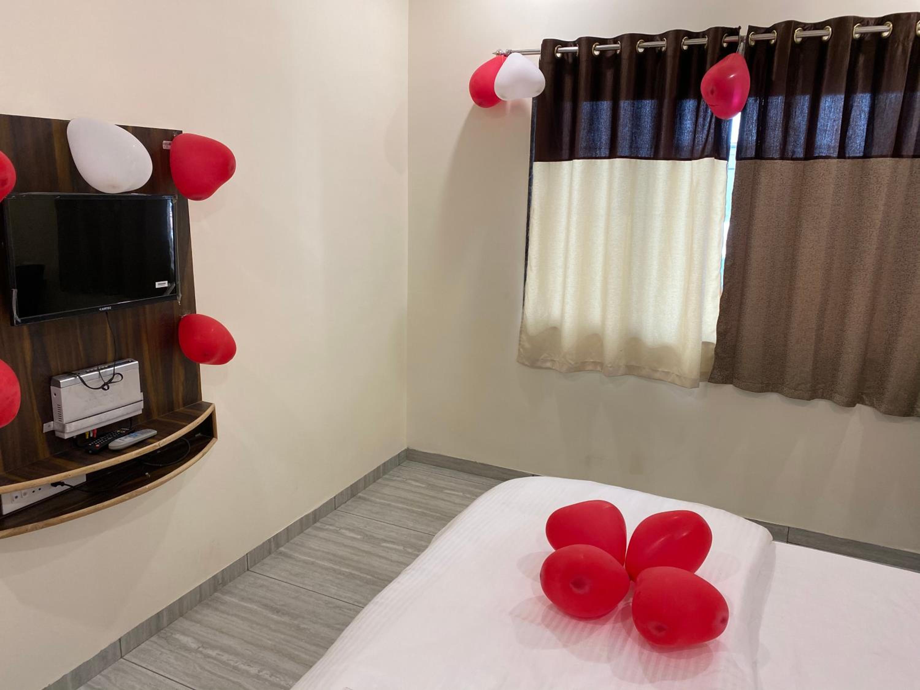 Deluxe Double Room (2 Adults + 1 Child) photo 3