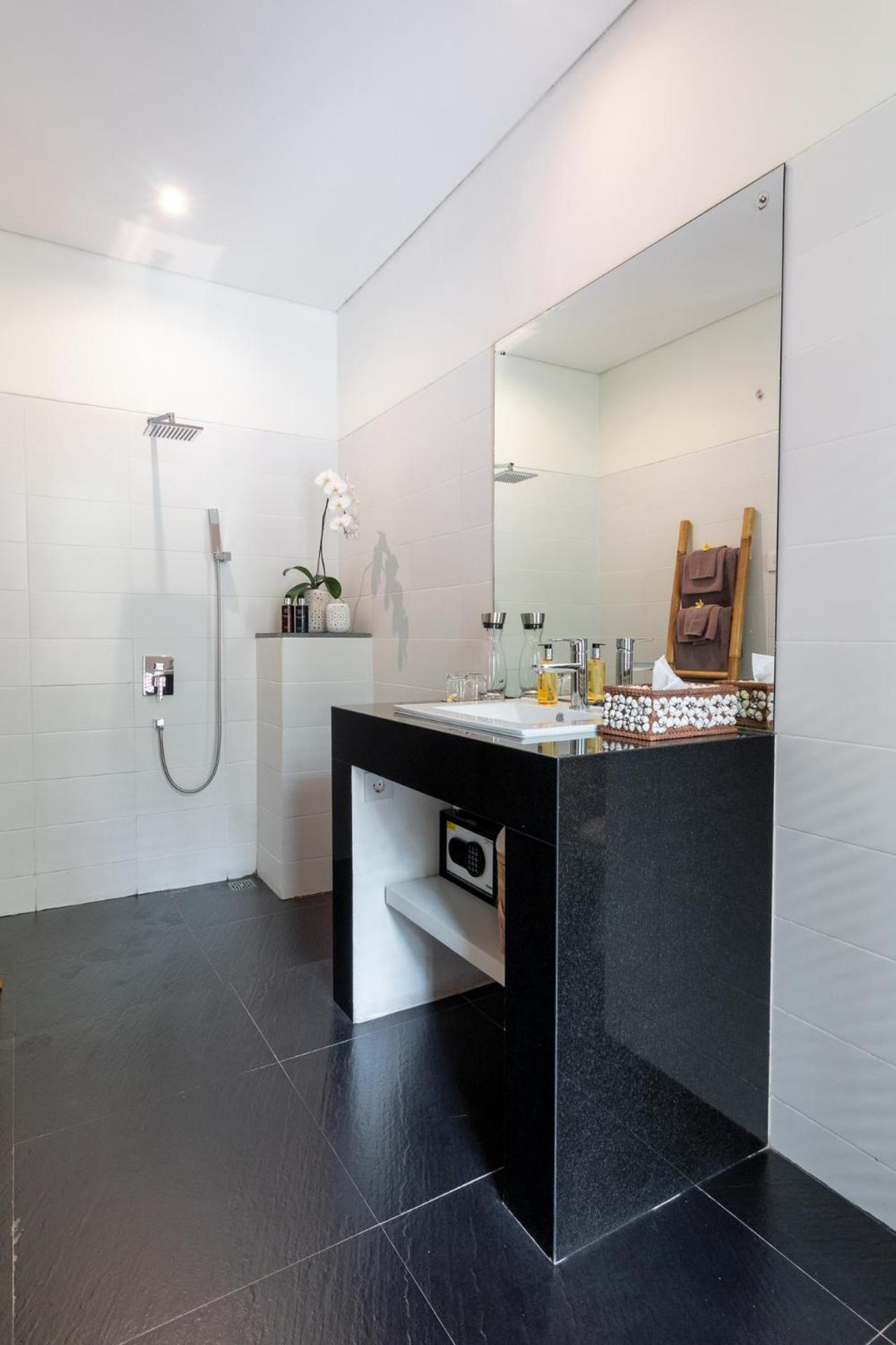 Three-Bedroom Villa - Photo 12