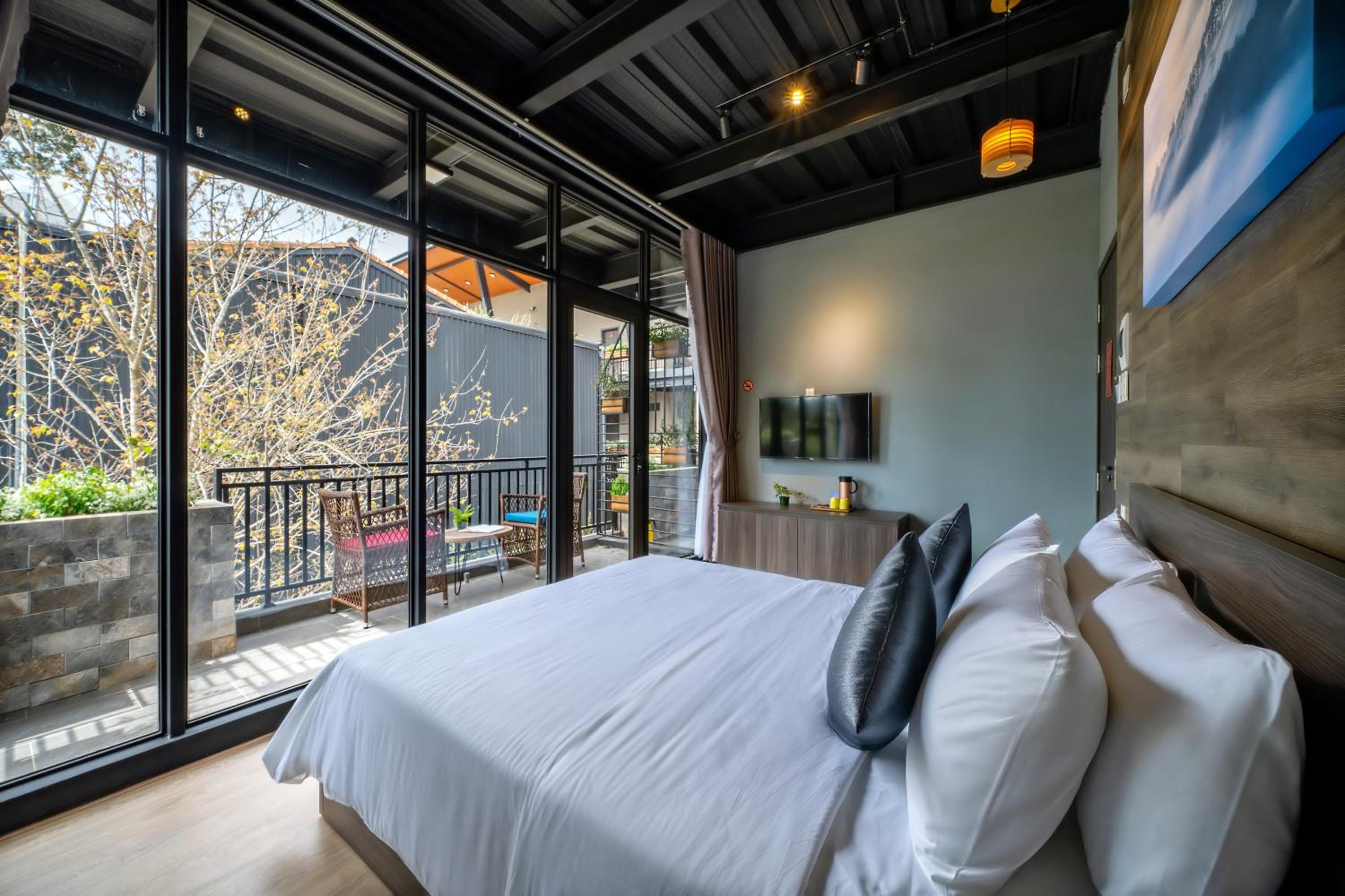 Queen Room with Balcony