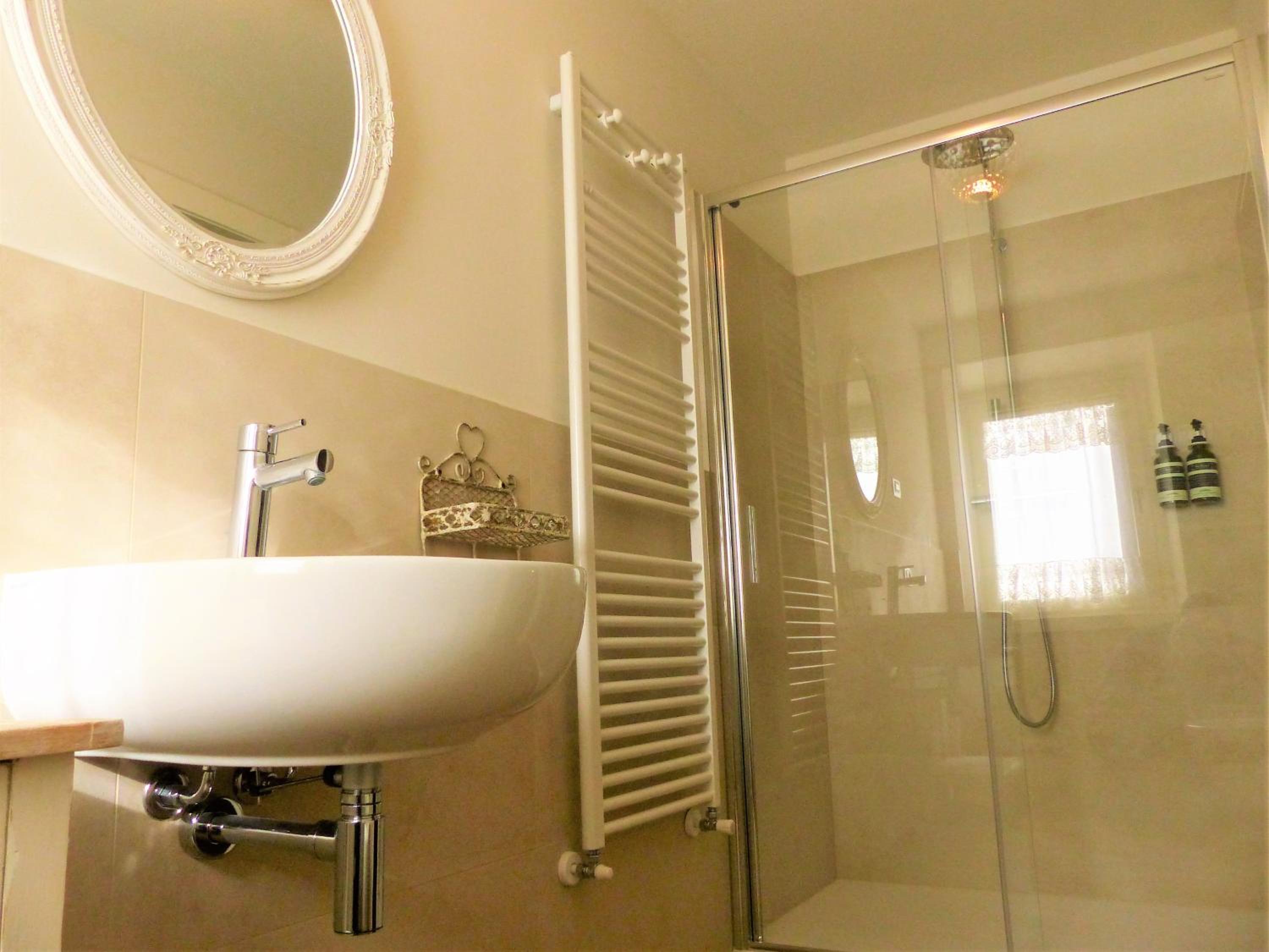 Double Room with Private Bathroom - Photo 12