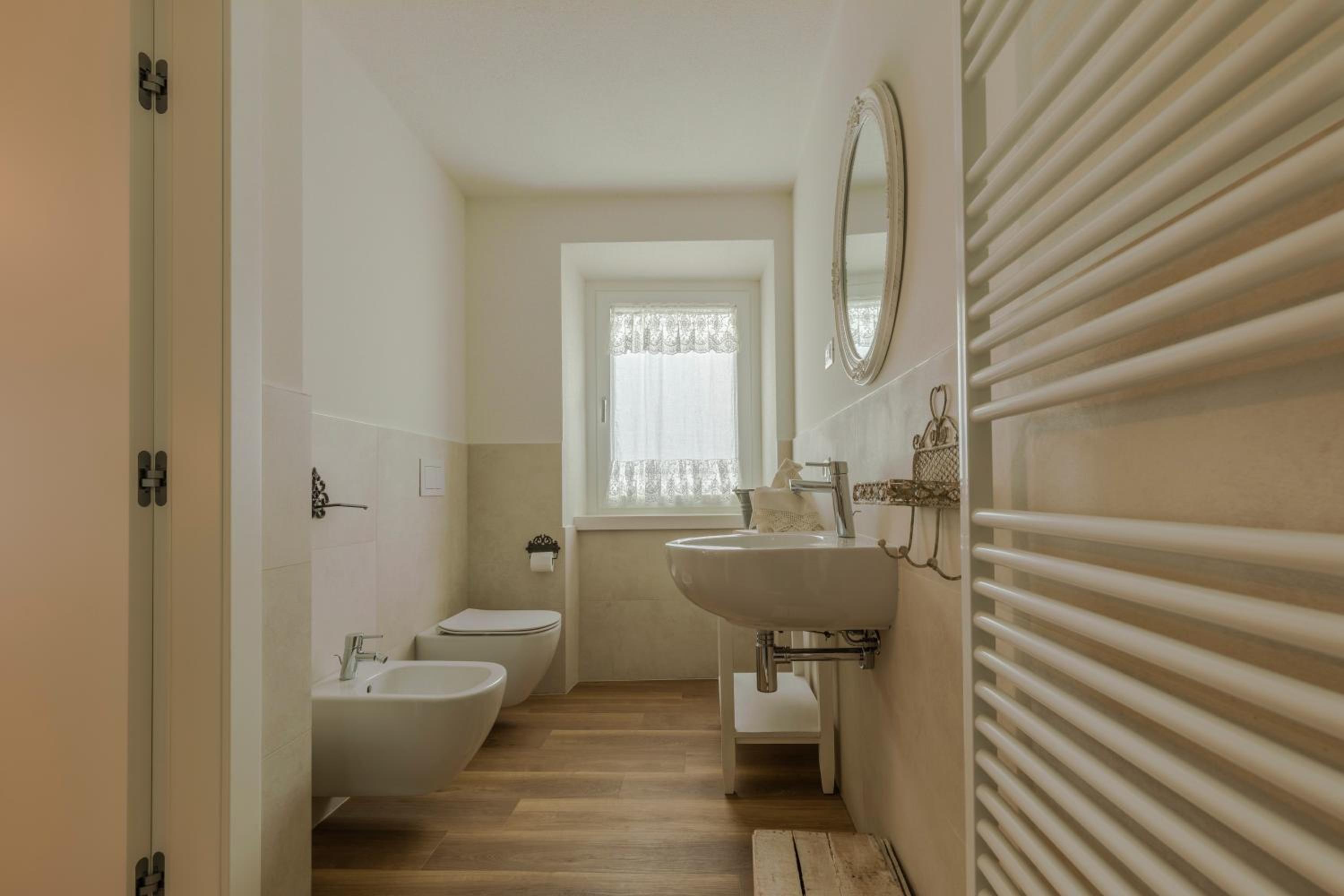 Double Room with Private Bathroom - Photo 13