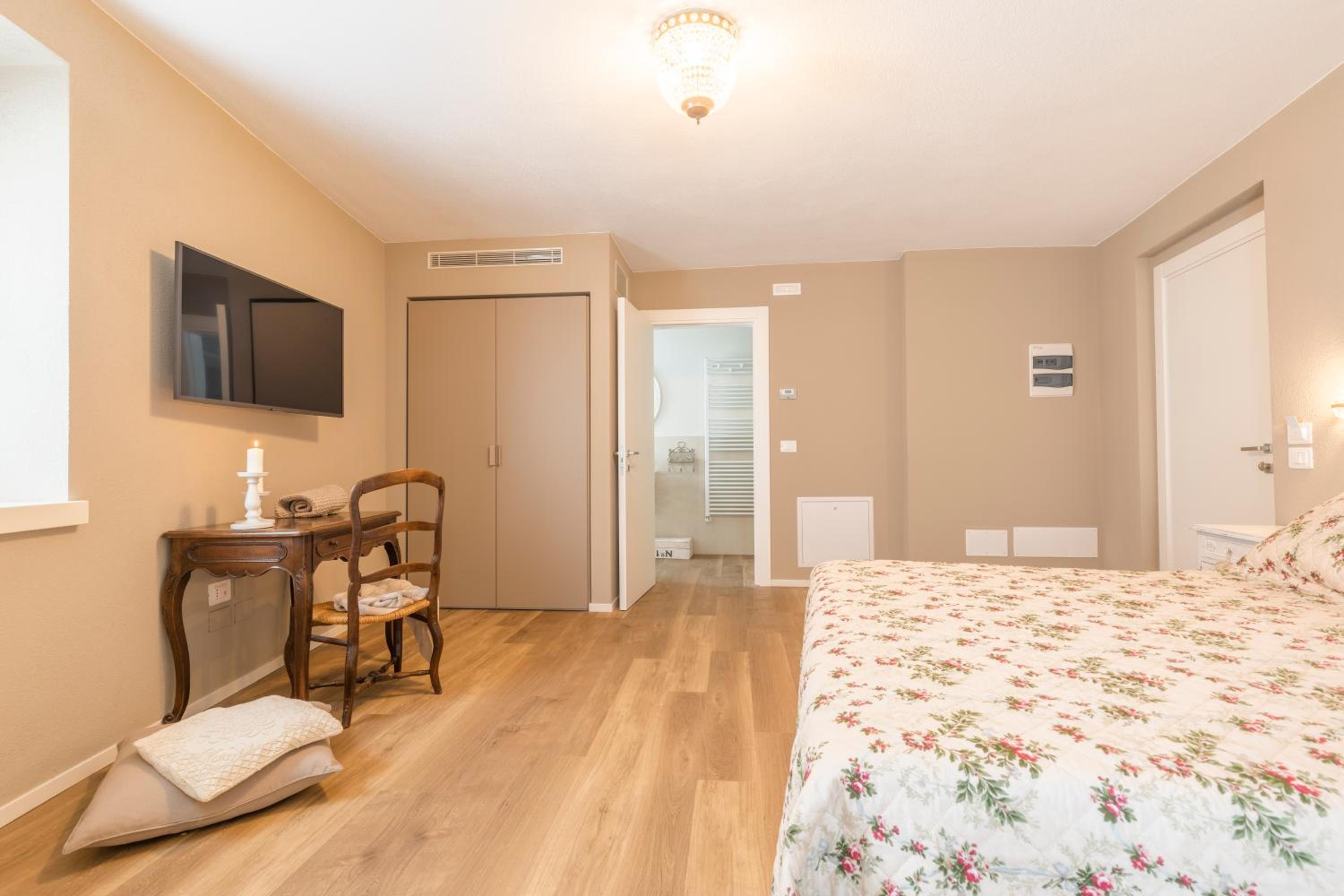 Double Room with Private Bathroom - Photo 14