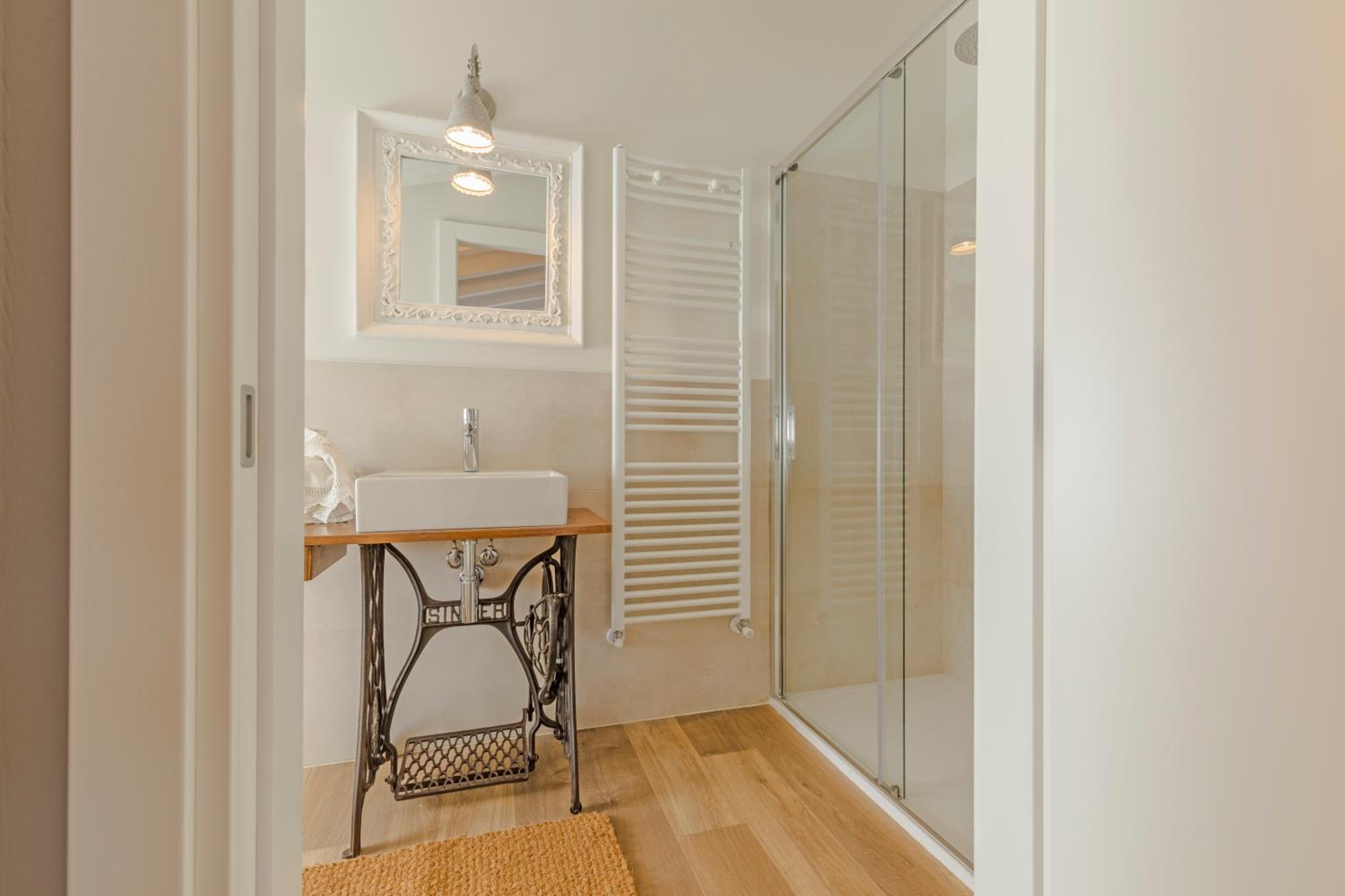 Double Room with Private Bathroom - Photo 3