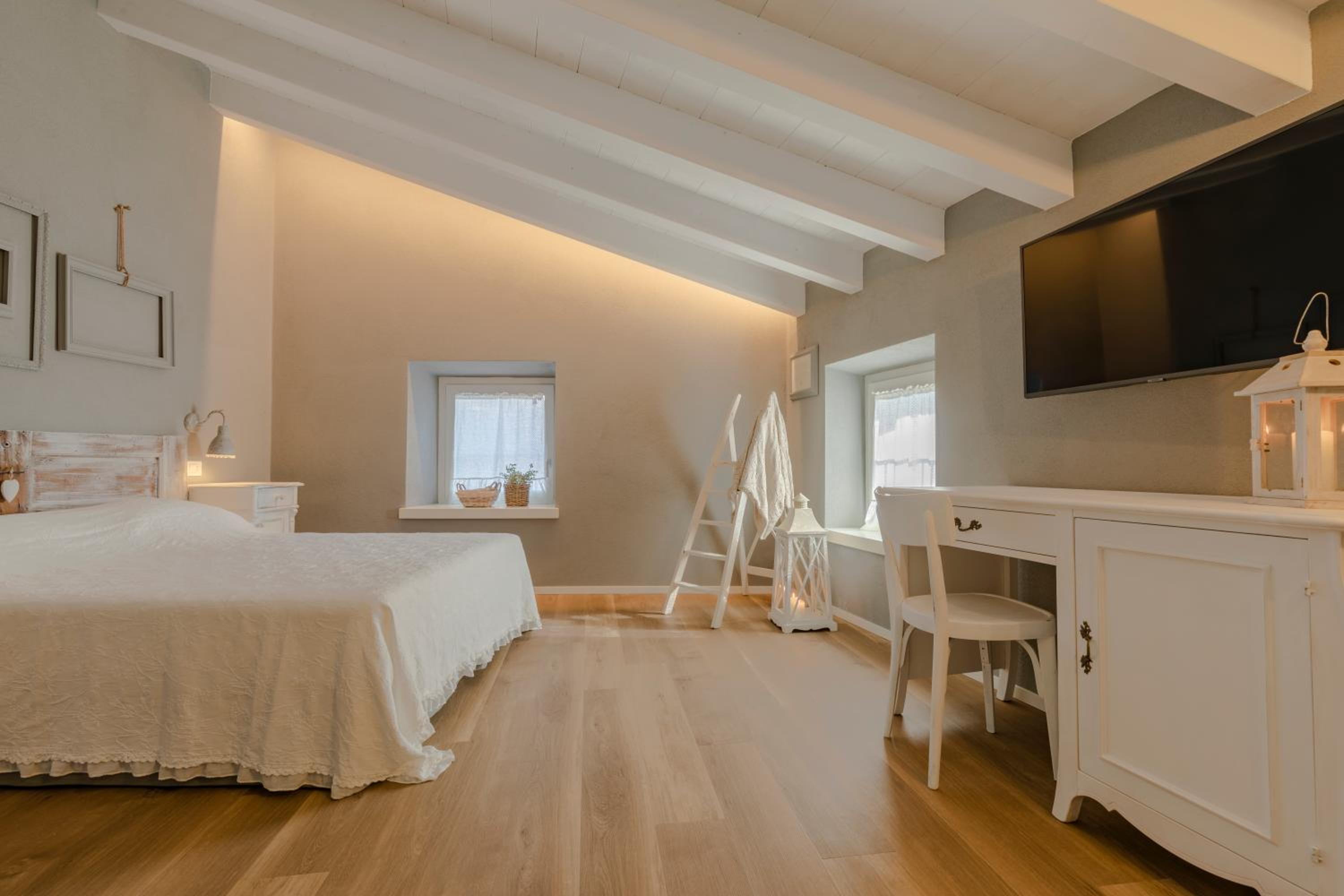 Double Room with Private Bathroom - Photo 4