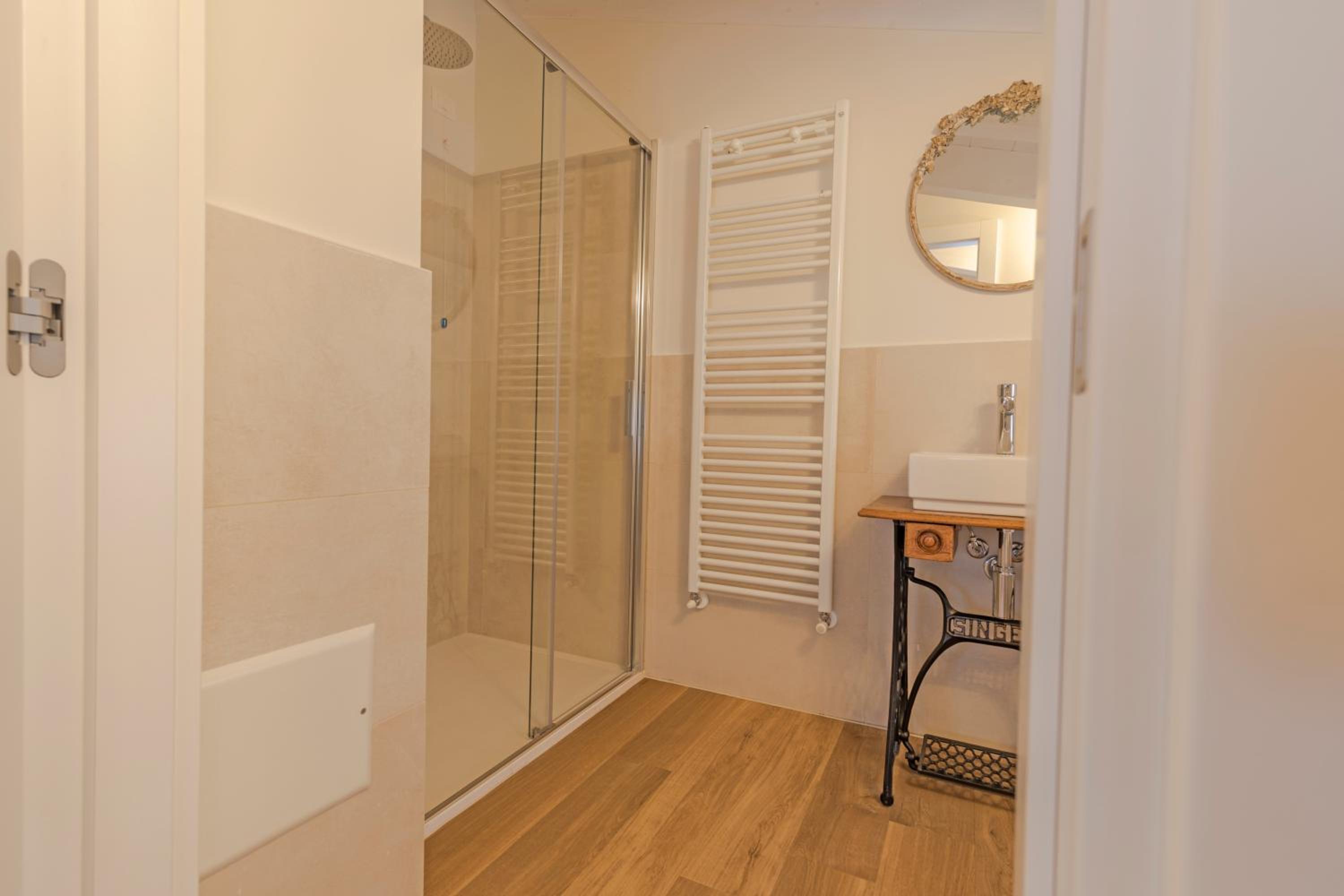 Double Room with Private Bathroom - Photo 8