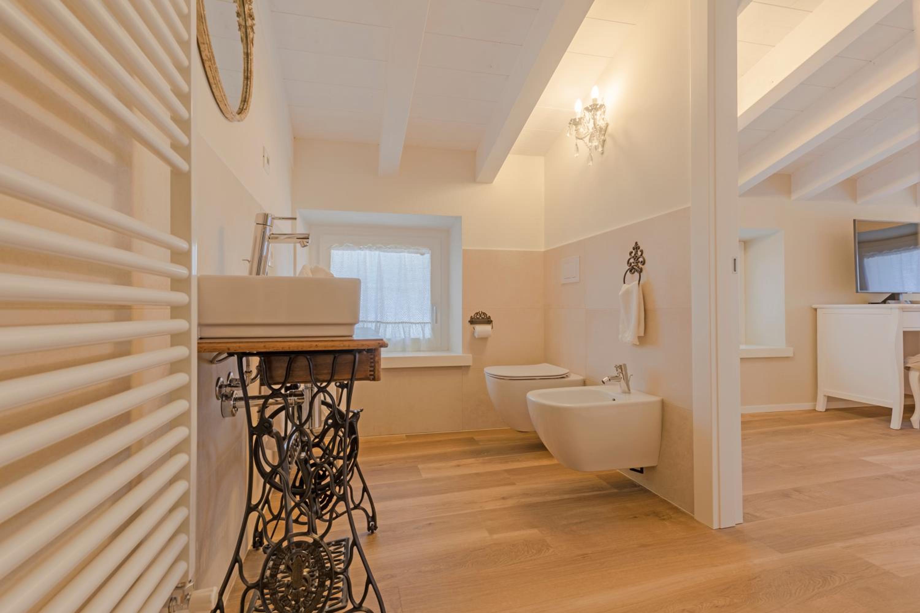 Double Room with Private Bathroom - Photo 7