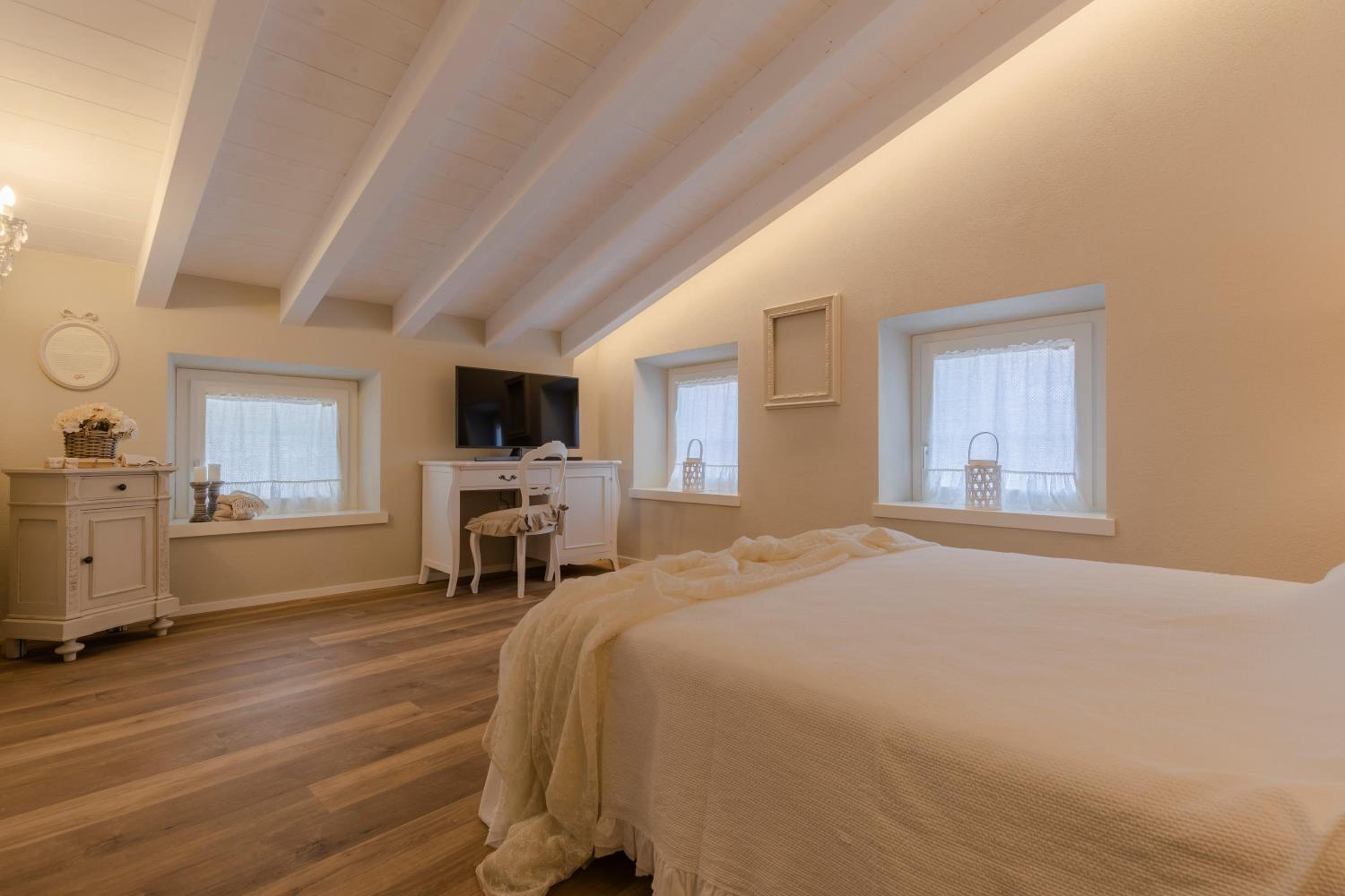 Double Room with Private Bathroom - Photo 10