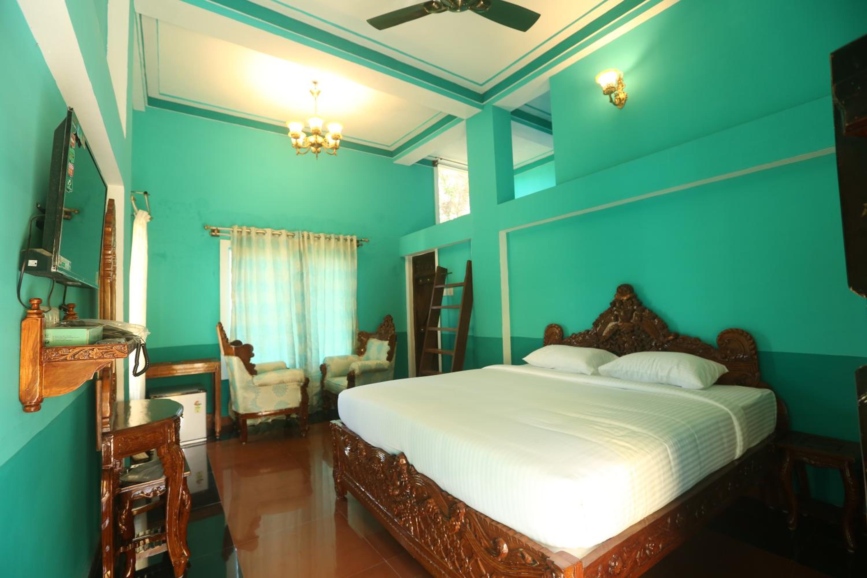 Deluxe King Room photo 2