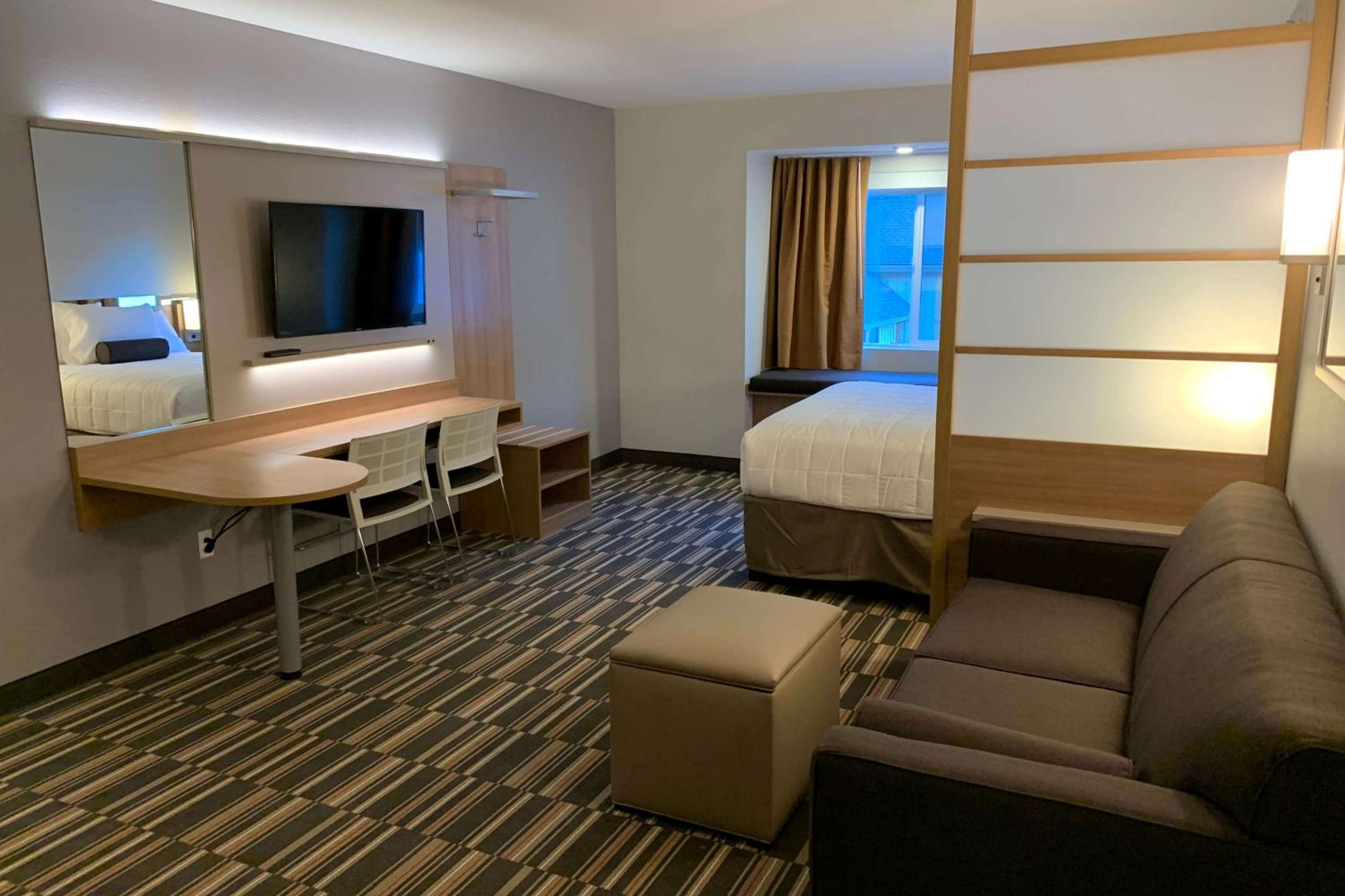 Queen Suite with Lake Side - Non-Smoking - Photo 2