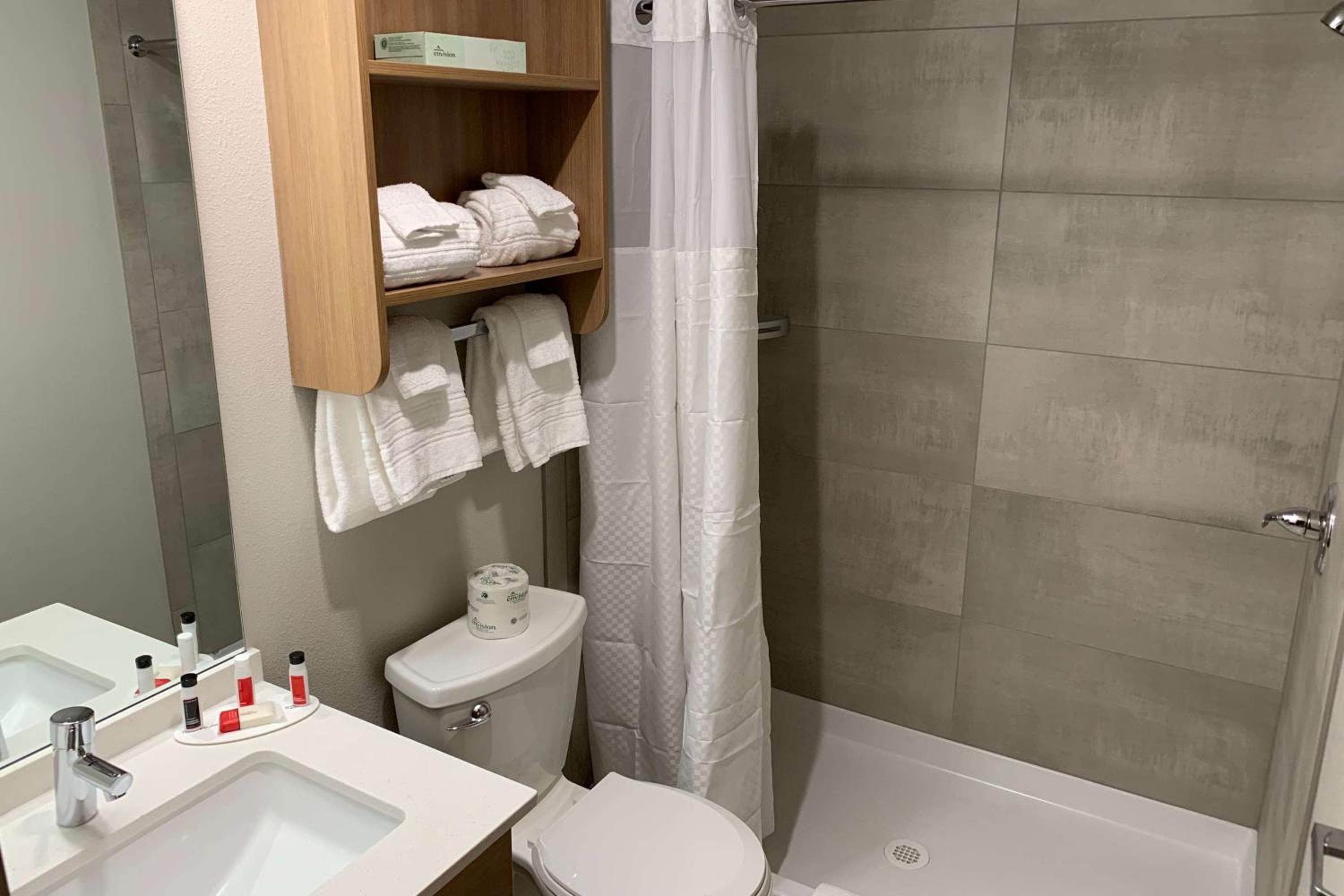 Queen Room with Mobility/Hearing Access - Non-Smoking - Photo 2