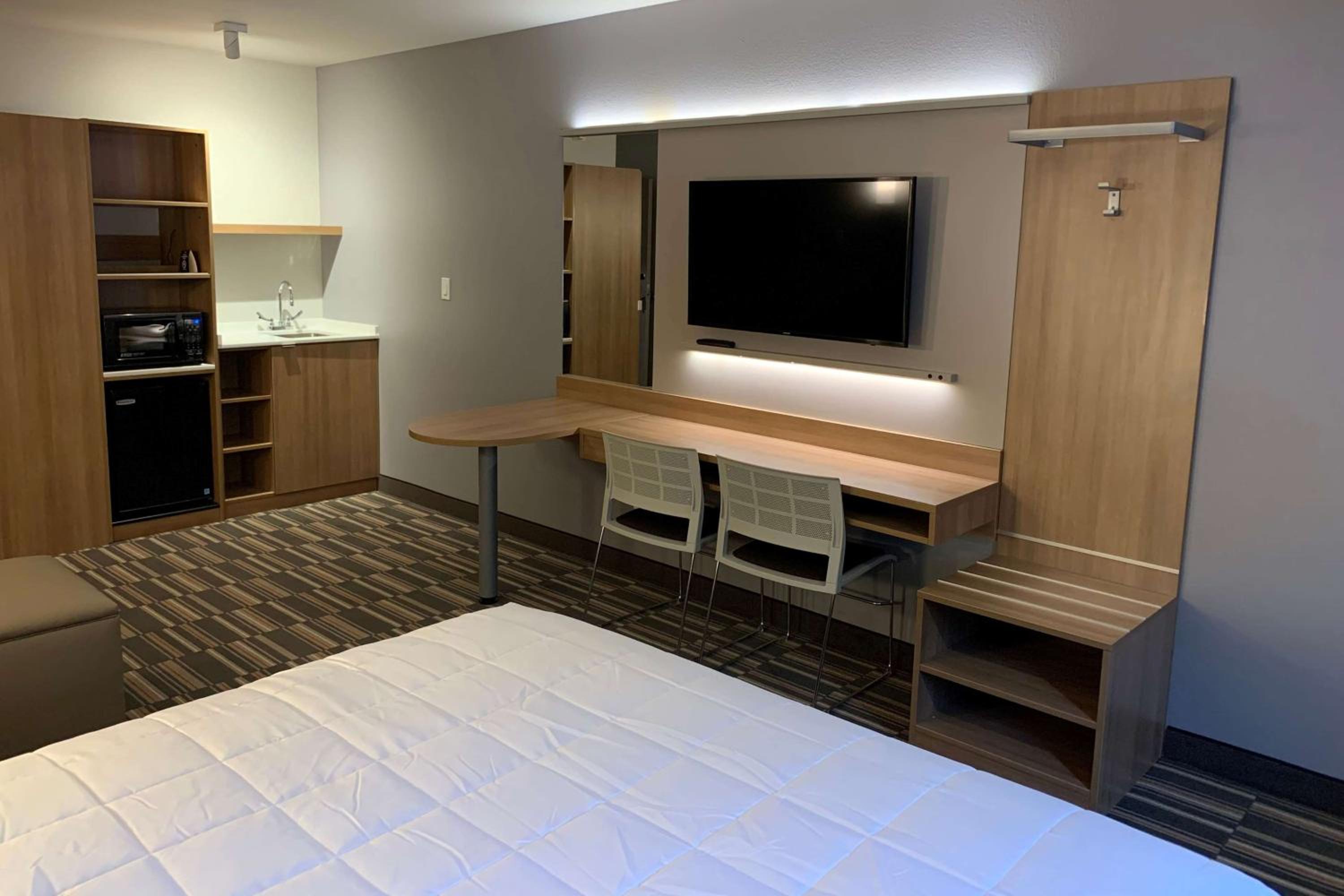 Queen Suite - Non-Smoking - Photo 3