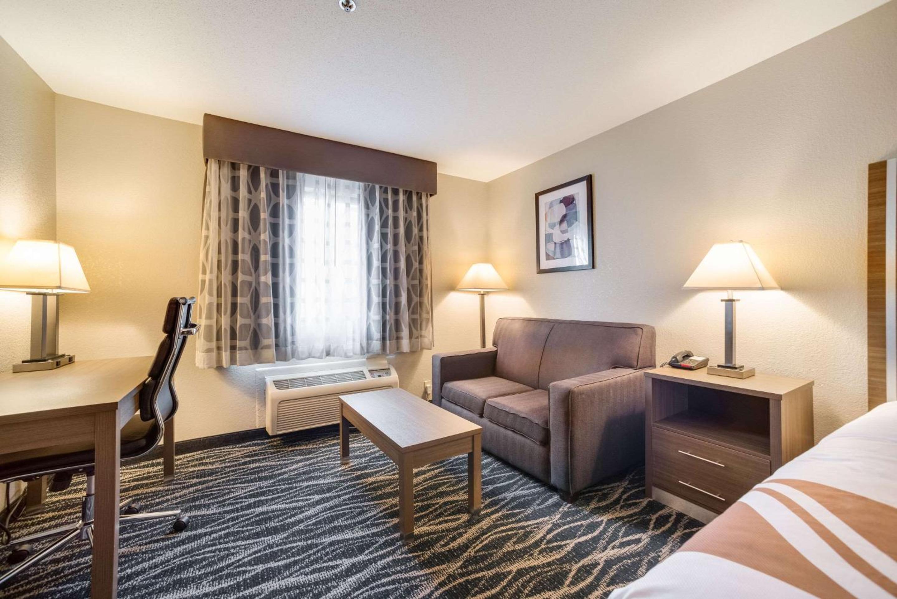 King Room with Sofa Bed - Non-Smoking - Photo 2