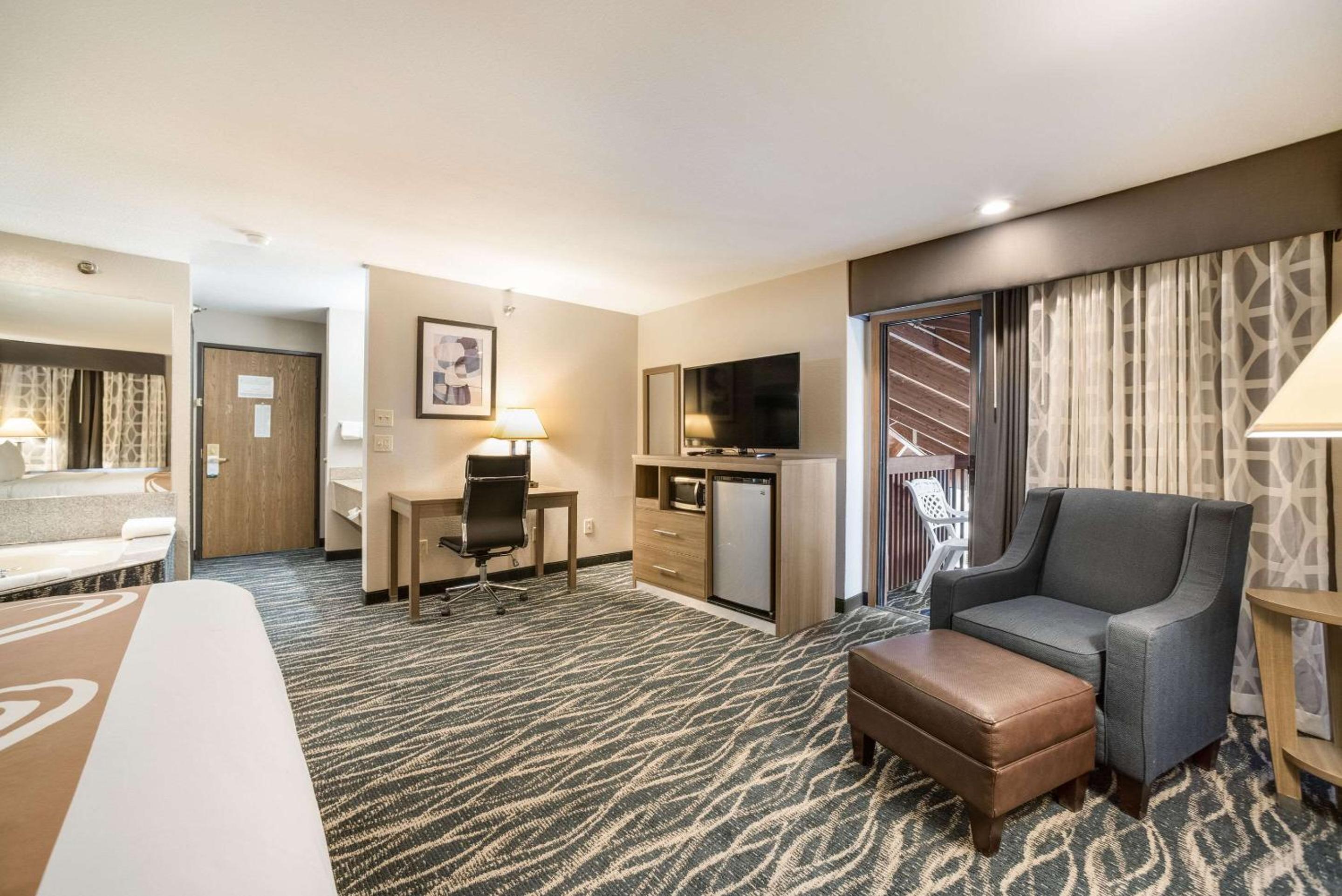 King Suite with Spa Bath - Non-Smoking - Photo 3