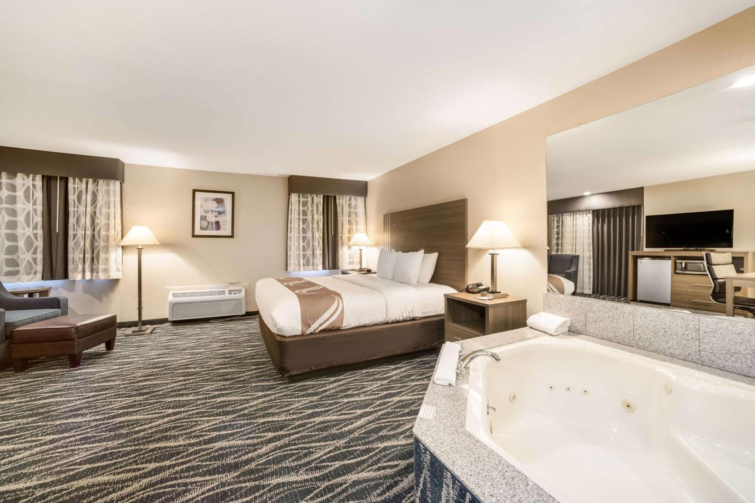 King Suite with Spa Bath - Non-Smoking - Photo 2