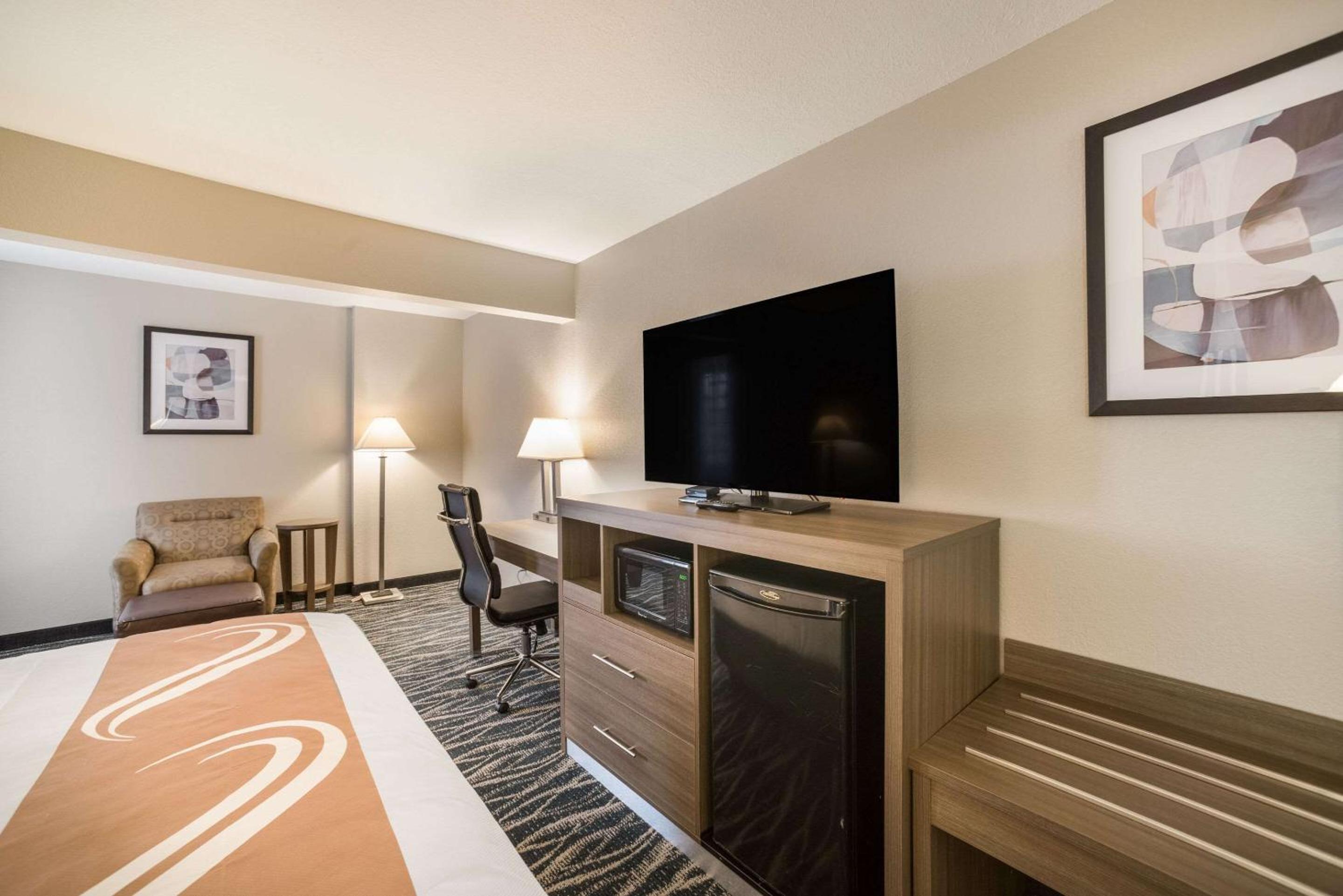 King Suite with Spa Bath - Non-Smoking - Photo 5