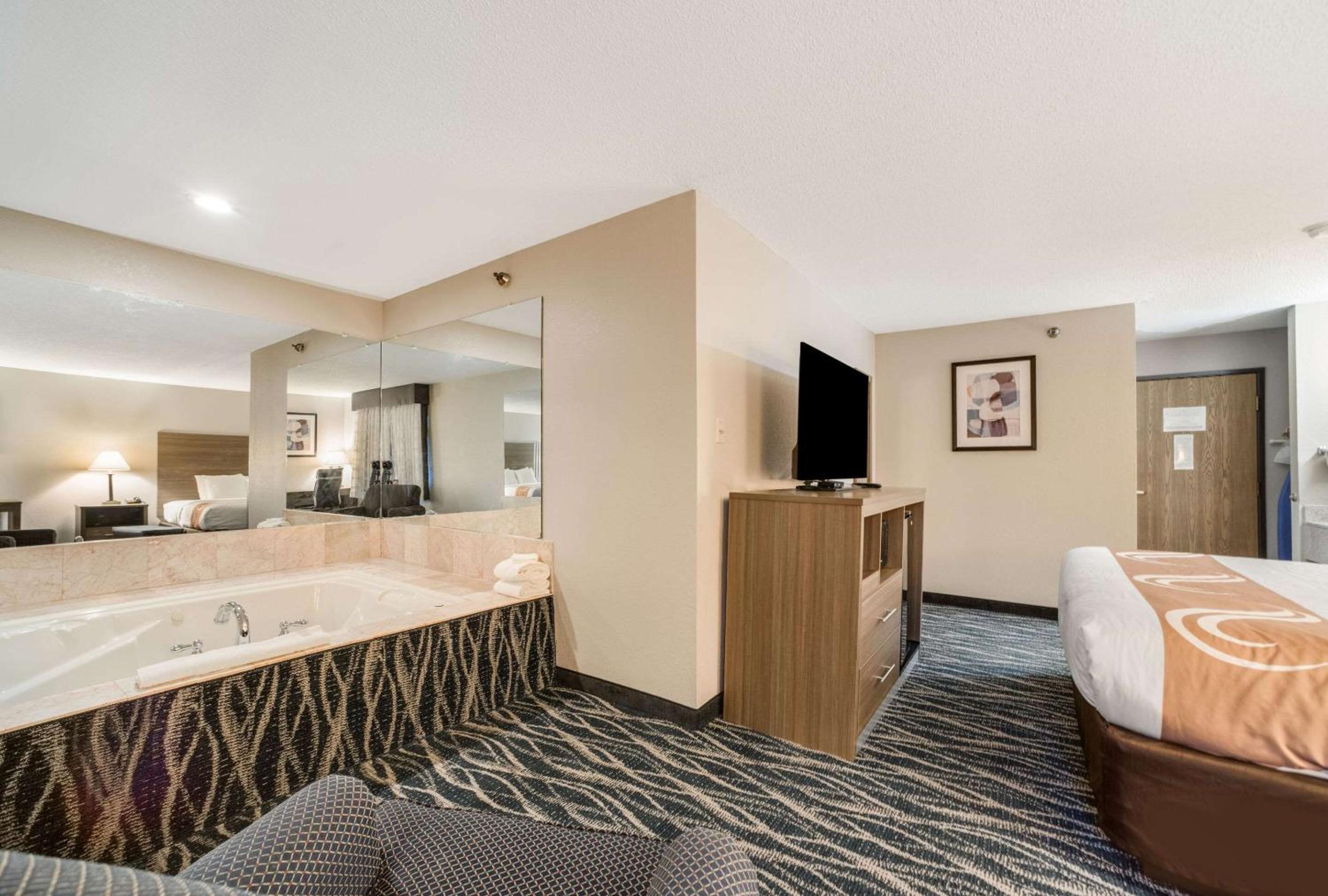 King Suite with Spa Bath - Non-Smoking - Photo 7