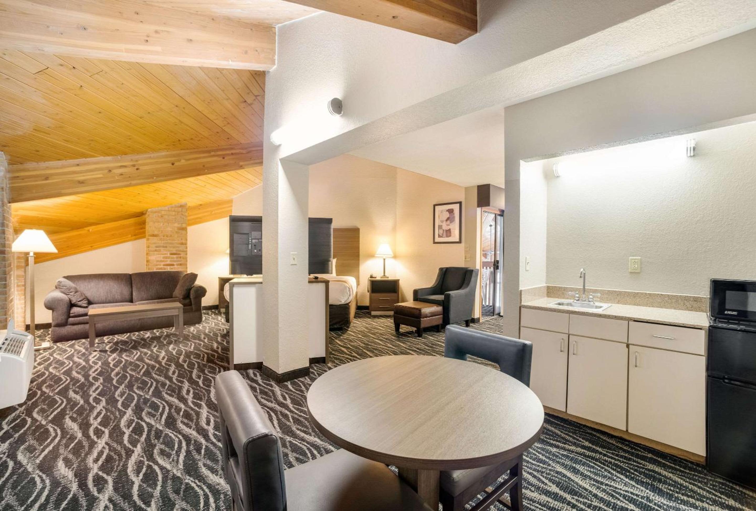 King Suite with Spa Bath - Non-Smoking - Photo 9