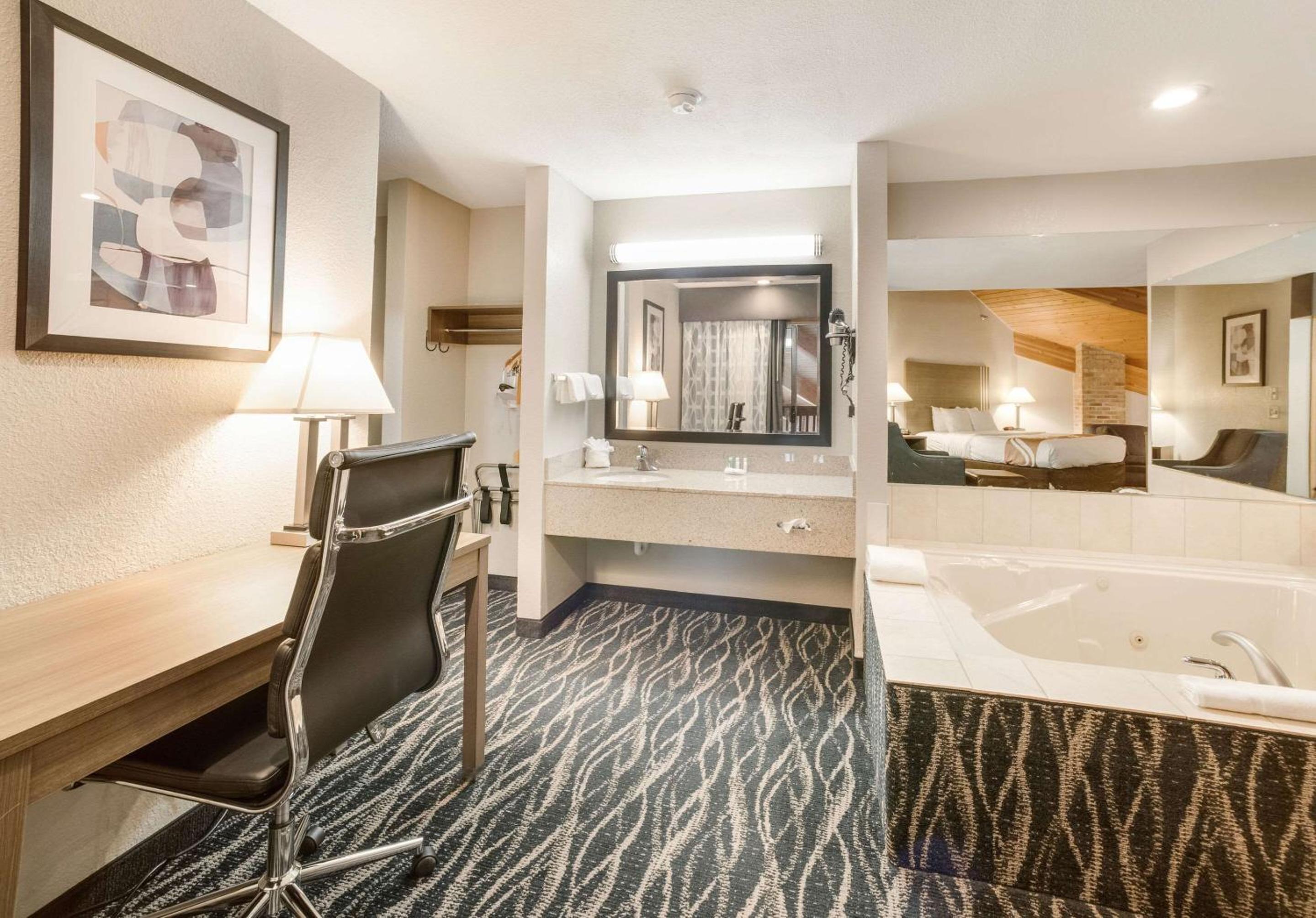 King Suite with Spa Bath - Non-Smoking - Photo 11