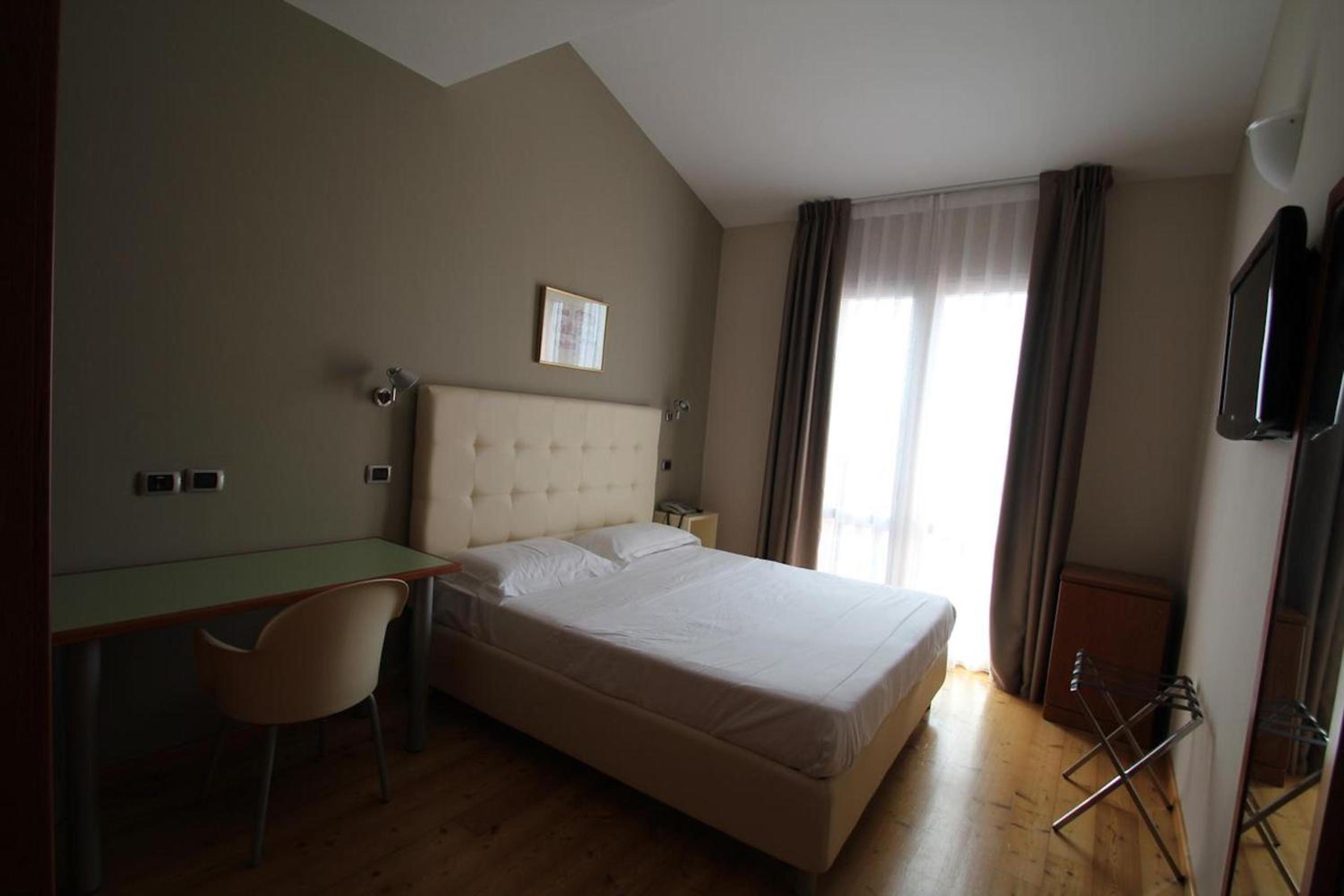 Deluxe Double or Twin Room photo 3