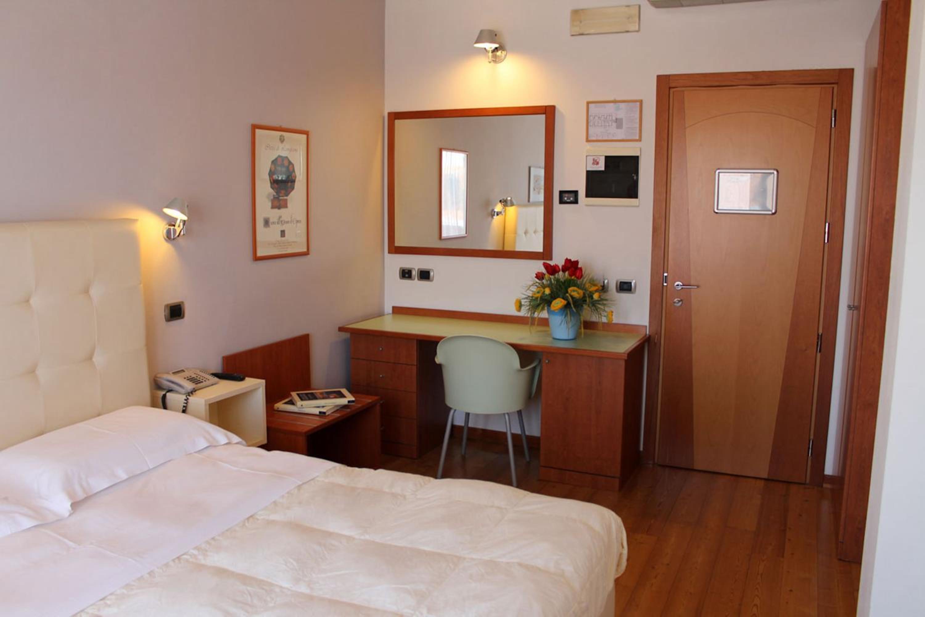 Economy Double Room - Photo 4
