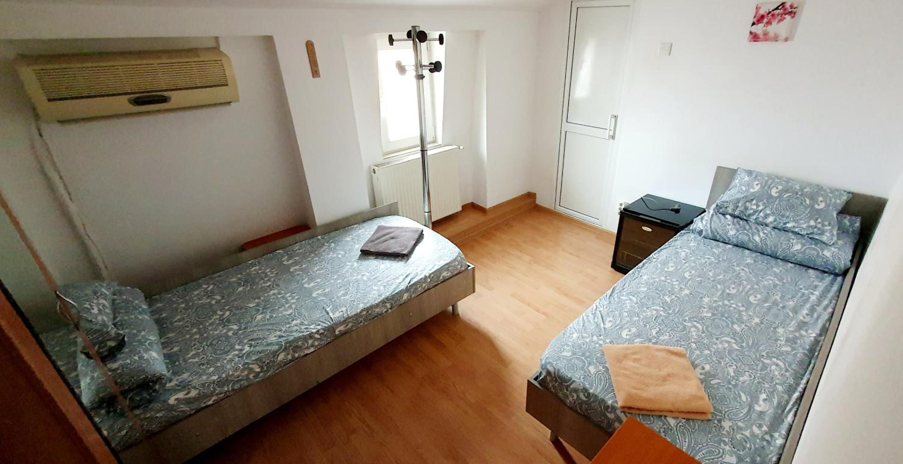 Twin Room with Private Bathroom - Photo 2