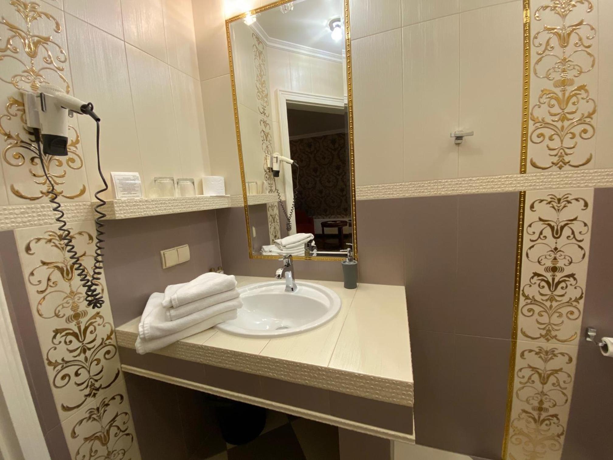 Standard Double or Twin Room - Photo 9